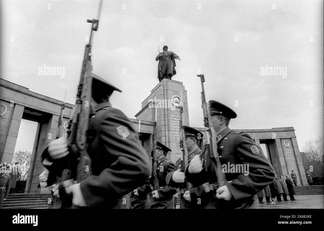 Abschied Sowjetische Ehrenwache Deutschland, Berlin, 22.12.1990, Abzug der sowjetischen Ehrenwache vom Ehrenmal im Tiergarten, letzter Vorbeimarsch der Ehrenwache, Â *** Abschied der sowjetischen Ehrenwache Deutschland, Berlin, 22 12 1990, Abgang der sowjetischen Ehrenwache aus der Gedenkstätte in Tiergarten, letzten märz vorbei an der Ehrenwache, Â Stockfoto