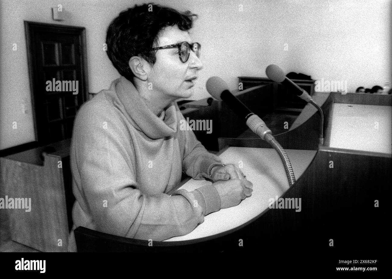 HUB Historiker Diskussion Deutschland, Berlin, 10.11.1990, Diskussionsveranstaltung der Historiker der Humboldt Uni zu Fragen der SED Vergangenheit ehem. Studenten, die von den Genossen der Uni z.B. exmatrikuliert wurden, sind anwesend Versammlungsleiter der Historiker, Irene Runge, Â *** HUB Historians Discussion Germany, Berlin, 10 11 1990, Diskussionsveranstaltung der Historiker der Humboldt-Universität zu Fragen der SED ehemalige Studierende, die von den Genossen der Universität exmatrikuliert wurden, z. B., sind heute Vorsitzende der Historikerversammlung Irene Runge, Â Stockfoto HUB Historiker Diskussion Deutschland, Berlin, 10.11.1990, Diskussionsveranstaltung der Historiker der Humboldt Uni zu Fragen der SED Vergangenheit ehem. Studenten, die von den Genossen der Uni z.B. exmatrikuliert wurden, sind anwesend Versammlungsleiter der Historiker, Irene Runge, Â *** HUB Historians Discussion Germany, Berlin, 10 11 1990, Diskussionsveranstaltung der Historiker der Humboldt-Universität zu Fragen der SED ehemalige Studierende, die von den Genossen der Universität exmatrikuliert wurden, z. B., sind heute Vorsitzende der Historikerversammlung Irene Runge, Â Stockfoto