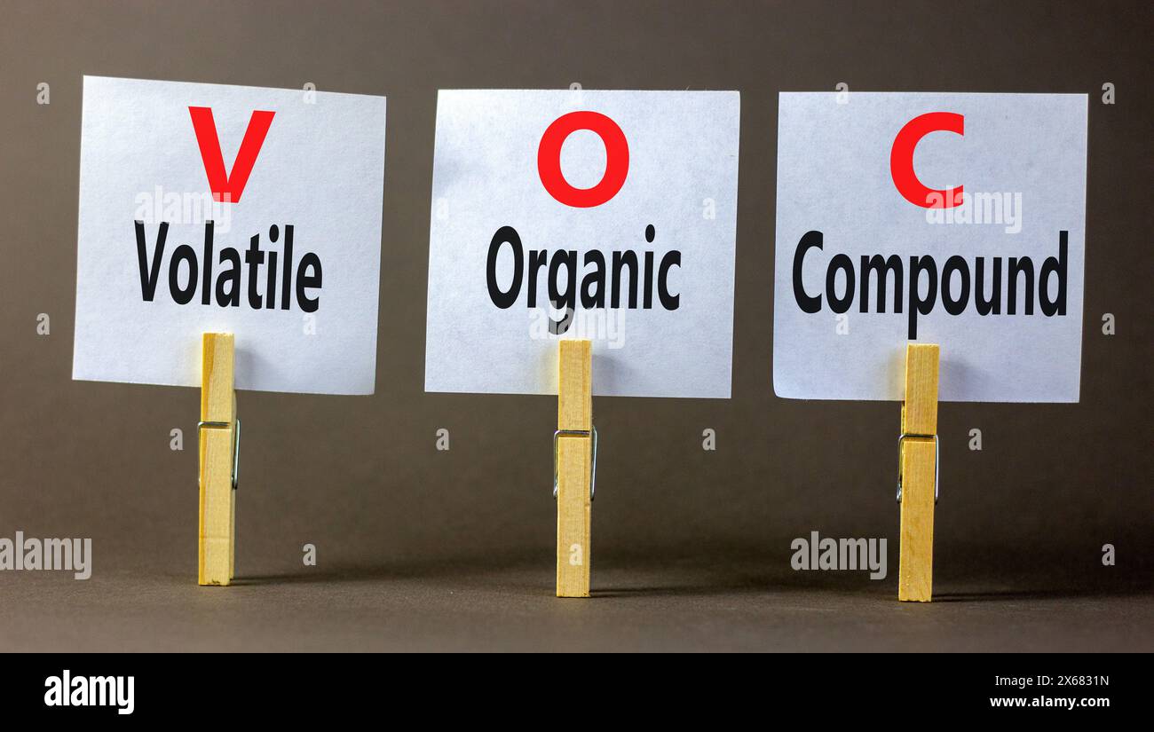 VOC-Symbol für flüchtige organische Verbindungen. Konzeptworte flüchtige organische VOC-Verbindung auf wunderschönem Weißbuch. Schöner grauer Hintergrund. Geschäftliche VOC - view-Objekt Stockfoto