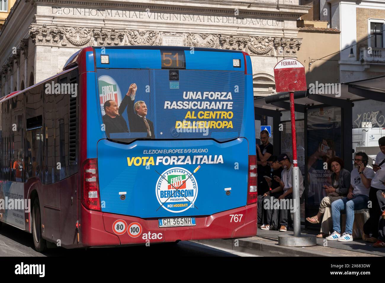 Europawahlen 2024. Antonio Tajani italienischer Stellvertretender Premierminister, Außenminister, Parteivorsitzender der Forza Italia. Busposter. Rom Italien, Europa, EU Stockfoto
