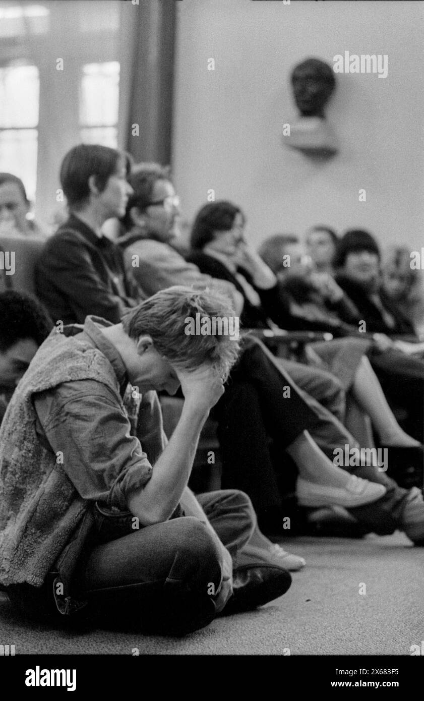 HUB Historiker Diskussion Deutschland, Berlin, 10.11.1990, Diskussionsveranstaltung der Historiker der Humboldt Uni zu Fragen der SED Vergangenheit ehem. Studenten, die von den Genossen der Uni z.B. exmatrikuliert wurden, sind anwesend Versammlungsleiter der Historiker, Student ..., Â *** HUB Historians Discussion Germany, Berlin, 10 11 1990, Diskussionsveranstaltung der Historiker der Humboldt-Universität zu Fragen der SED ehemalige Studierende, die von den Genossen der Universität exmatrikuliert wurden, sind zum Beispiel Vorsitzender der Historiker, Student, Â Stockfoto HUB Historiker Diskussion Deutschland, Berlin, 10.11.1990, Diskussionsveranstaltung der Historiker der Humboldt Uni zu Fragen der SED Vergangenheit ehem. Studenten, die von den Genossen der Uni z.B. exmatrikuliert wurden, sind anwesend Versammlungsleiter der Historiker, Student ..., Â *** HUB Historians Discussion Germany, Berlin, 10 11 1990, Diskussionsveranstaltung der Historiker der Humboldt-Universität zu Fragen der SED ehemalige Studierende, die von den Genossen der Universität exmatrikuliert wurden, sind zum Beispiel Vorsitzender der Historiker, Student, Â Stockfoto