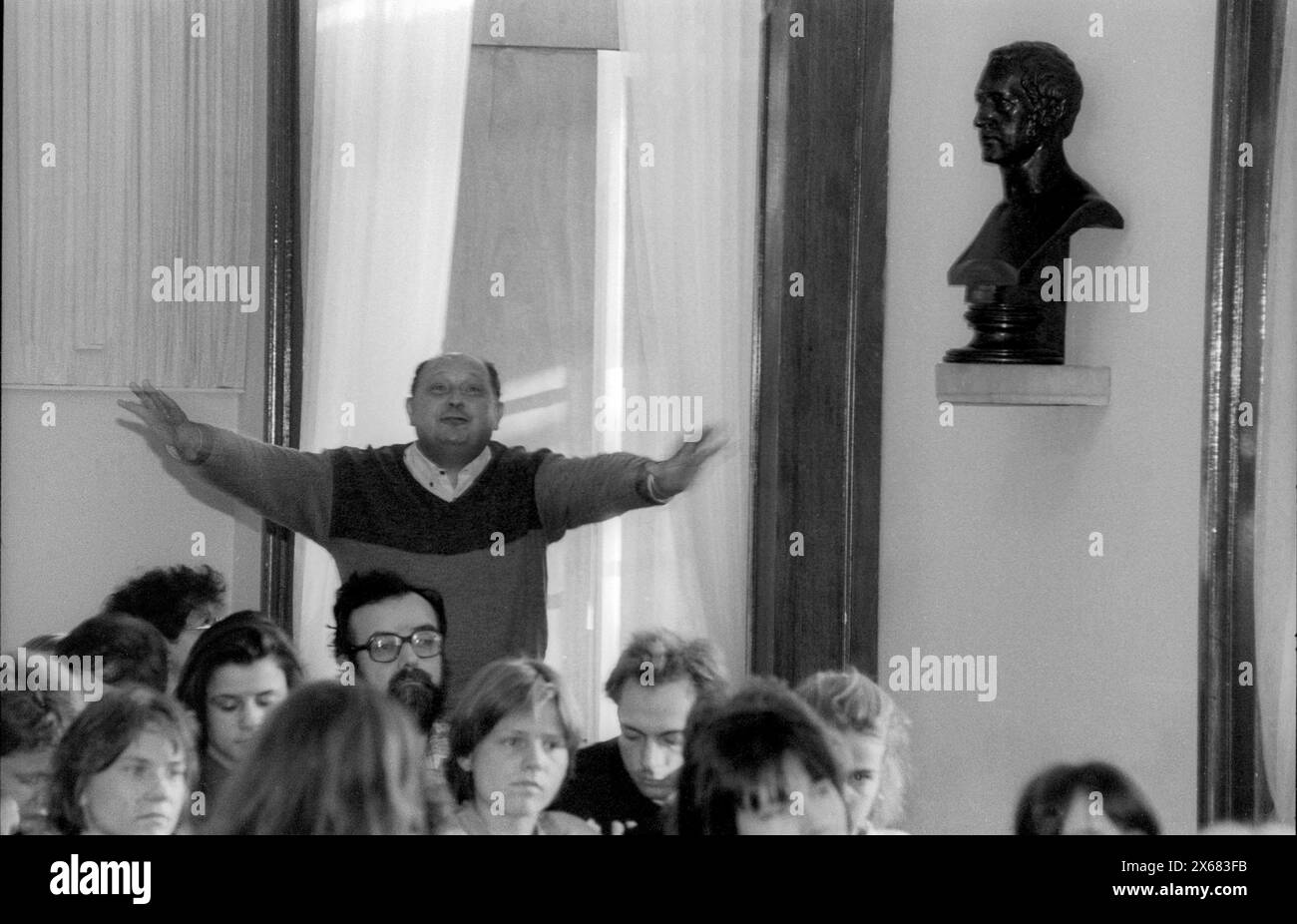 HUB Historiker Diskussion Deutschland, Berlin, 10.11.1990, Diskussionsveranstaltung der Historiker der Humboldt Uni zu Fragen der SED Vergangenheit ehem. Studenten, die von den Genossen der Uni z.B. exmatrikuliert wurden, sind anwesend Versammlungsleiter der Historiker, später Protest..., Â *** HUB Historians Discussion Germany, Berlin, 10 11 1990, Diskussionsveranstaltung der Historiker der Humboldt-Universität zu Fragen der SED ehemalige Studierende, die von den Genossen der Universität exmatrikuliert wurden, sind z.B. Vorsitzender der Historikerversammlung, später Protest, Â Stockfoto HUB Historiker Diskussion Deutschland, Berlin, 10.11.1990, Diskussionsveranstaltung der Historiker der Humboldt Uni zu Fragen der SED Vergangenheit ehem. Studenten, die von den Genossen der Uni z.B. exmatrikuliert wurden, sind anwesend Versammlungsleiter der Historiker, später Protest..., Â *** HUB Historians Discussion Germany, Berlin, 10 11 1990, Diskussionsveranstaltung der Historiker der Humboldt-Universität zu Fragen der SED ehemalige Studierende, die von den Genossen der Universität exmatrikuliert wurden, sind z.B. Vorsitzender der Historikerversammlung, später Protest, Â Stockfoto