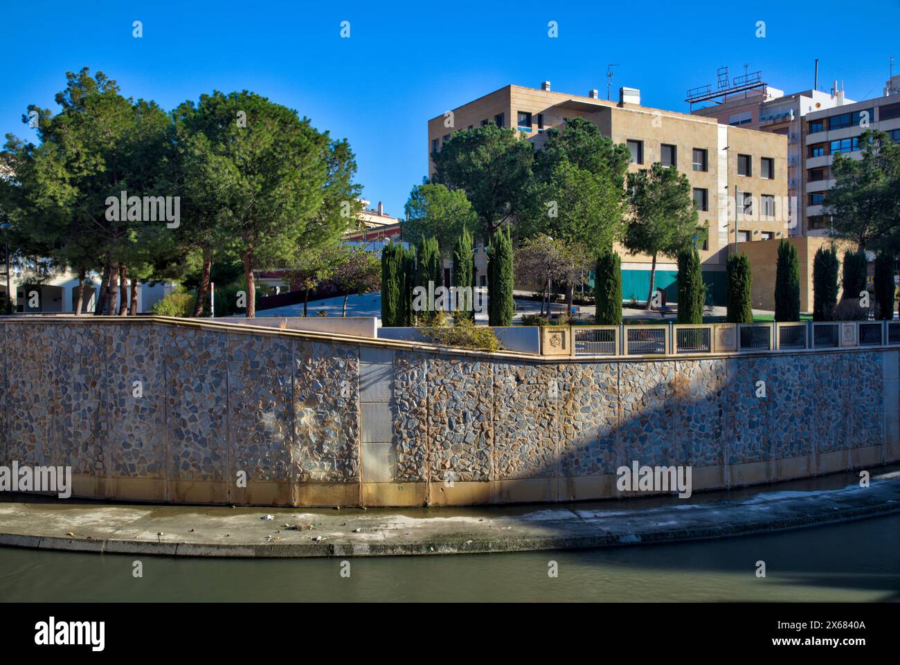 Rio Segura, Fluss, Hausfassade, Altstadt, Architektur, Orihuela, Vega Baya del Segura, Valencianische Gemeinschaft, Spanien, Stockfoto