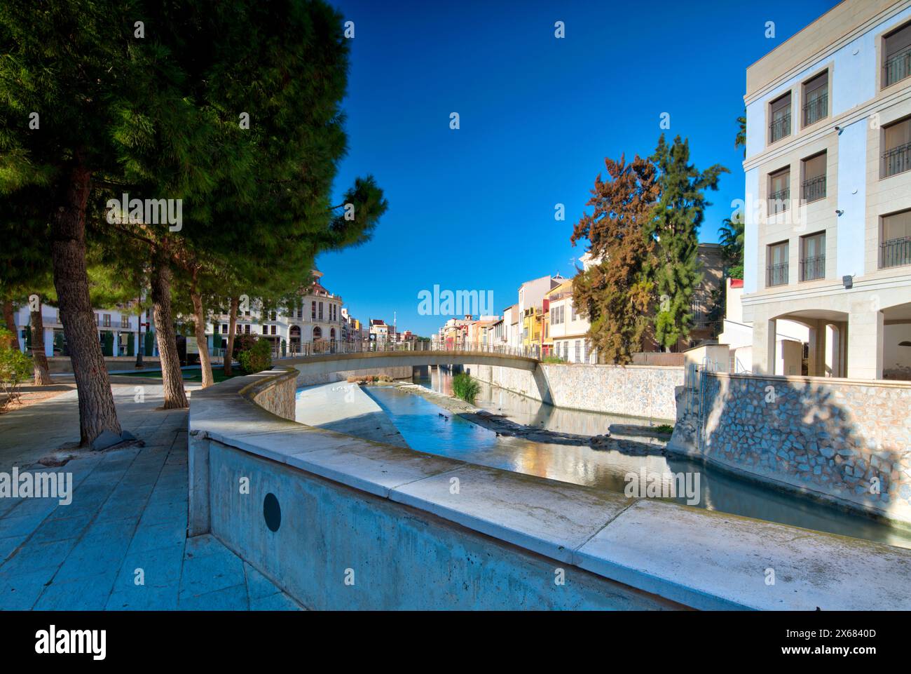 Blick auf den Rio Segura, Fluss, Hausfassade, Altstadt, Architektur, Orihuela, Valencianische Gemeinschaft, Spanien, Stockfoto