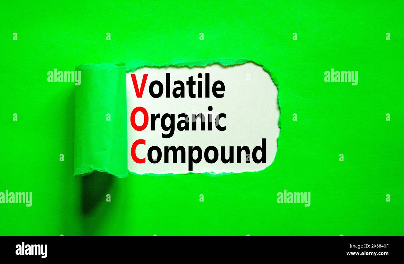 VOC-Symbol für flüchtige organische Verbindungen. Konzeptworte flüchtige organische VOC-Verbindung auf wunderschönem Weißbuch. Schöner grüner Hintergrund. Business VOC V Stockfoto
