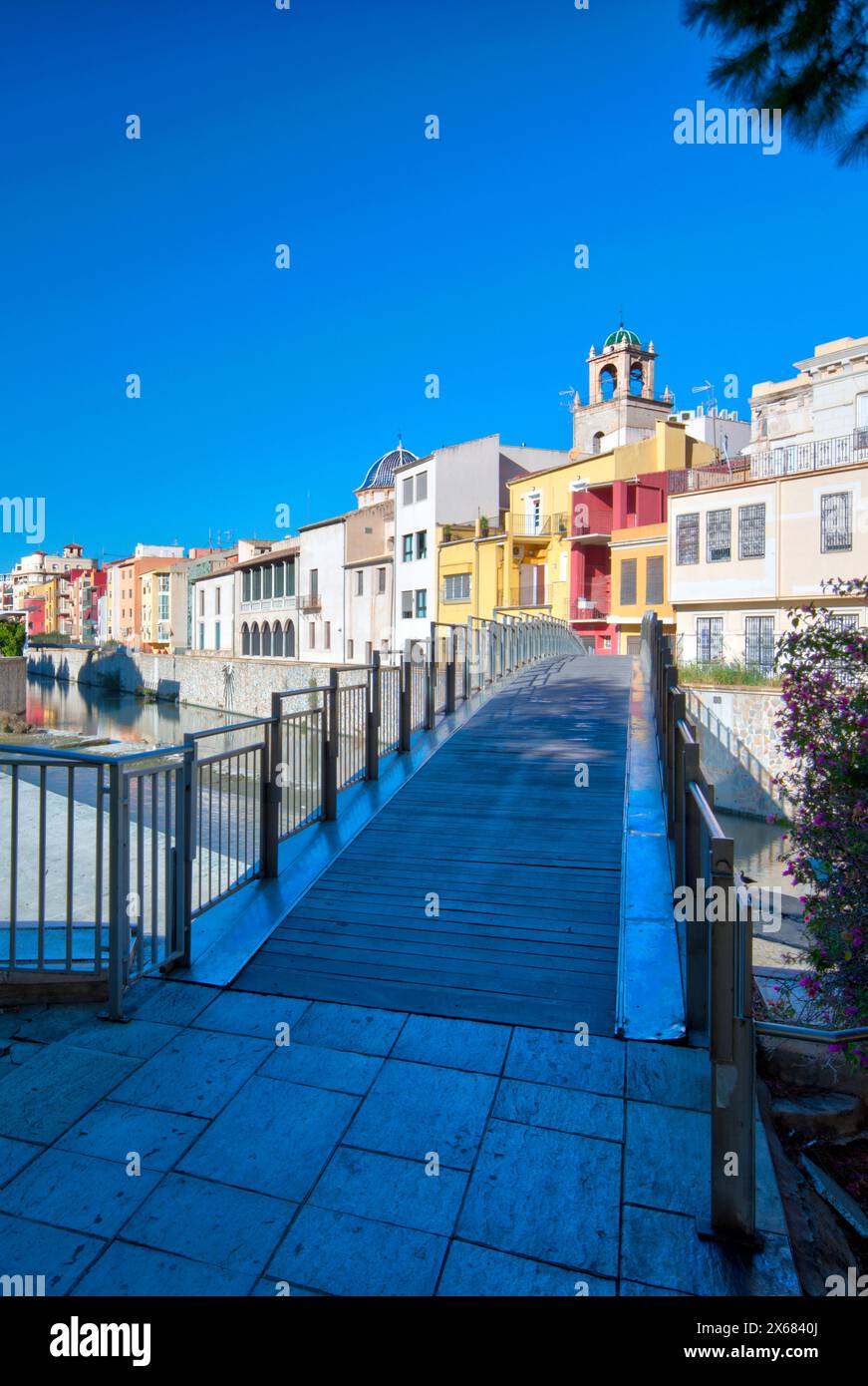 Rio Segura, Kirche, Santas Justa y Rufina, Fußgängerbrücke, Hausfassade, Altstadt, Architektur, Orihuela, Autonomy of Valencia, Spanien, Stockfoto