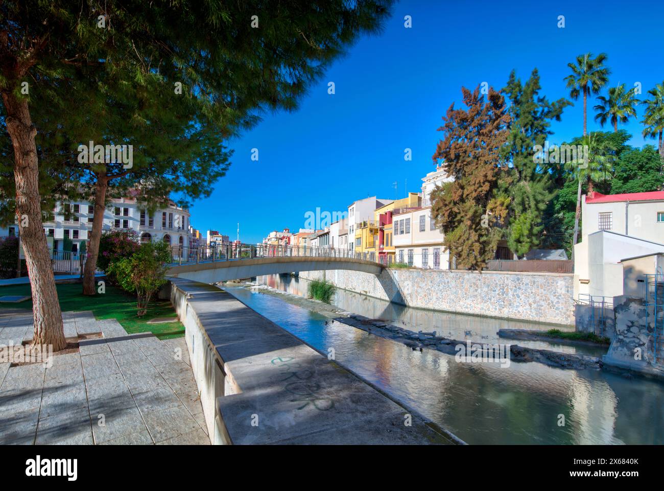 Blick auf den Rio Segura, Fluss, Hausfassade, Altstadt, Architektur, Orihuela, Valencianische Gemeinschaft, Spanien, Stockfoto