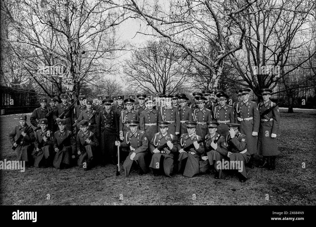 Abschied Sowjetische Ehrenwache Deutschland, Berlin, 22.12.1990, Abzug der sowjetischen Ehrenwache vom Ehrenmal im Tiergarten, letztes Gruppenfoto, Â *** Abschied der sowjetischen Ehrenwache Deutschland, Berlin, 22 12 1990, Abgang der sowjetischen Ehrenwache aus der Gedenkstätte in Tiergarten, letztes Gruppenfoto, Â Stockfoto