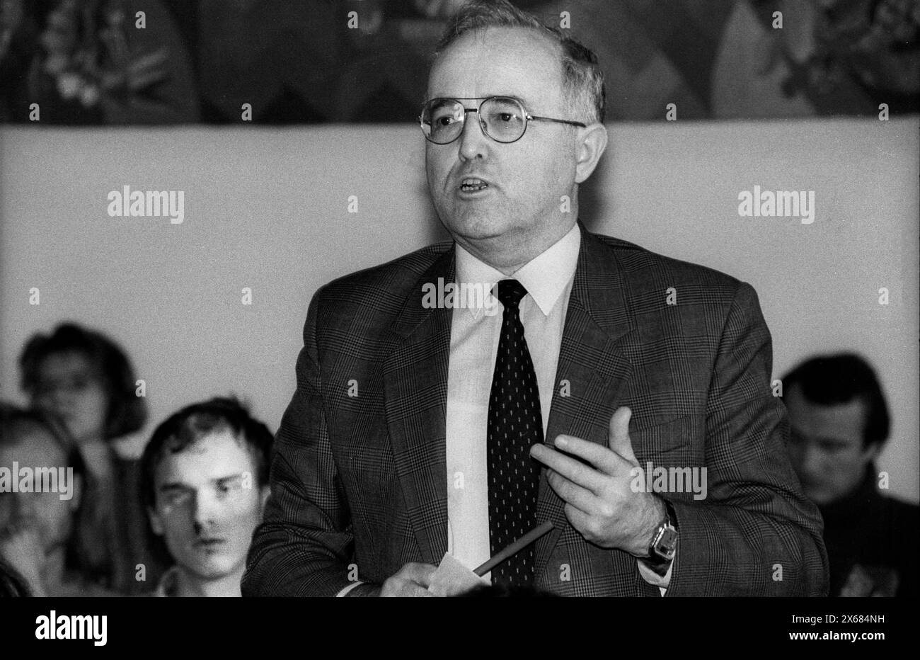 HUB Historiker Diskussion Deutschland, Berlin, 10.11.1990, Diskussionsveranstaltung der Historiker der Humboldt Uni zu Fragen der SED Vergangenheit ehem. Studenten, die von den Genossen der Uni z.B. exmatrikuliert wurden, sind anwesend Versammlungsleiter der Historiker, Prof. Petzhold, Â *** HUB Historians Discussion Germany, Berlin, 10 11 1990, Diskussionsveranstaltung der Historiker der Humboldt-Universität zu Fragen der SED ehemalige Studierende, die von den Genossen der Universität exmatrikuliert wurden, z. B., sind anwesend Vorsitzender der Historiker, Prof. Petzhold, Â Stockfoto HUB Historiker Diskussion Deutschland, Berlin, 10.11.1990, Diskussionsveranstaltung der Historiker der Humboldt Uni zu Fragen der SED Vergangenheit ehem. Studenten, die von den Genossen der Uni z.B. exmatrikuliert wurden, sind anwesend Versammlungsleiter der Historiker, Prof. Petzhold, Â *** HUB Historians Discussion Germany, Berlin, 10 11 1990, Diskussionsveranstaltung der Historiker der Humboldt-Universität zu Fragen der SED ehemalige Studierende, die von den Genossen der Universität exmatrikuliert wurden, z. B., sind anwesend Vorsitzender der Historiker, Prof. Petzhold, Â Stockfoto