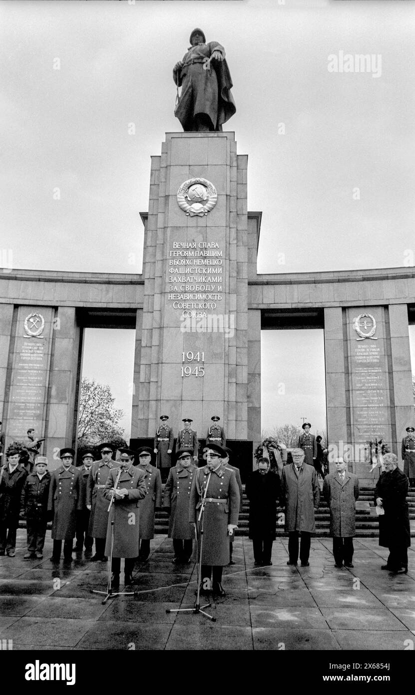 Abschied Sowjetische Ehrenwache Deutschland, Berlin, 22.12.1990, Abzug der sowjetischen Ehrenwache vom Ehrenmal im Tiergarten, Appell, Â *** Abschied der sowjetischen Ehrenwache Deutschland, Berlin, 22.12.1990, Abgang der sowjetischen Ehrenwache aus der Gedenkstätte im Tiergarten, namentlich Â Stockfoto