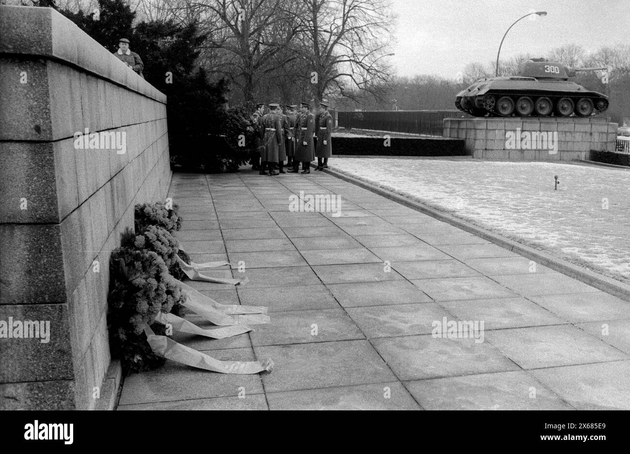 Abschied Sowjetische Ehrenwache Deutschland, Berlin, 22.12.1990, Abzug der sowjetischen Ehrenwache vom Ehrenmal im Tiergarten, Kränze, Panzer, Soldaten, Â *** Abschied der sowjetischen Ehrenwache Deutschland, Berlin, 22 12 1990, Abgang der sowjetischen Ehrenwache aus der Gedenkstätte in Tiergarten, Kränze, Panzer, Soldaten, Â Stockfoto