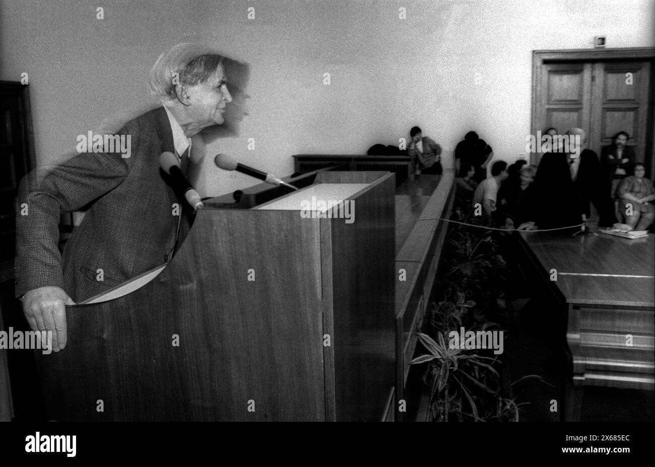 HUB Historiker Diskussion Deutschland, Berlin, 10.11.1990, Diskussionsveranstaltung der Historiker der Humboldt Uni zu Fragen der SED Vergangenheit ehem. Studenten, die von den Genossen der Uni z.B. exmatrikuliert wurden, sind anwesend Versammlungsleiter der Historiker, der Historiker Dr. Friethjoff Sielaff, macht sich Luft..., Â *** HUB Historians Discussion Germany, Berlin, 10 11 1990, Diskussionsveranstaltung der Historiker der Humboldt-Universität zu Fragen der SED ehemaliger Studenten, die von den Genossen der Universität exmatrikuliert wurden, sind anwesend. Stockfoto HUB Historiker Diskussion Deutschland, Berlin, 10.11.1990, Diskussionsveranstaltung der Historiker der Humboldt Uni zu Fragen der SED Vergangenheit ehem. Studenten, die von den Genossen der Uni z.B. exmatrikuliert wurden, sind anwesend Versammlungsleiter der Historiker, der Historiker Dr. Friethjoff Sielaff, macht sich Luft..., Â *** HUB Historians Discussion Germany, Berlin, 10 11 1990, Diskussionsveranstaltung der Historiker der Humboldt-Universität zu Fragen der SED ehemaliger Studenten, die von den Genossen der Universität exmatrikuliert wurden, sind anwesend. Stockfoto