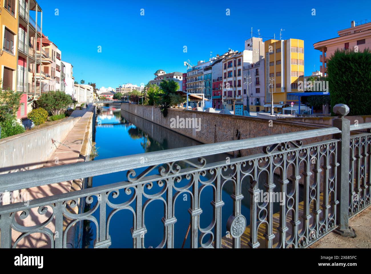 Rio Segura, Fluss, Hausfassade, Altstadt, Architektur, Orihuela, Vega Baya del Segura, Valencianische Gemeinschaft, Spanien, Stockfoto