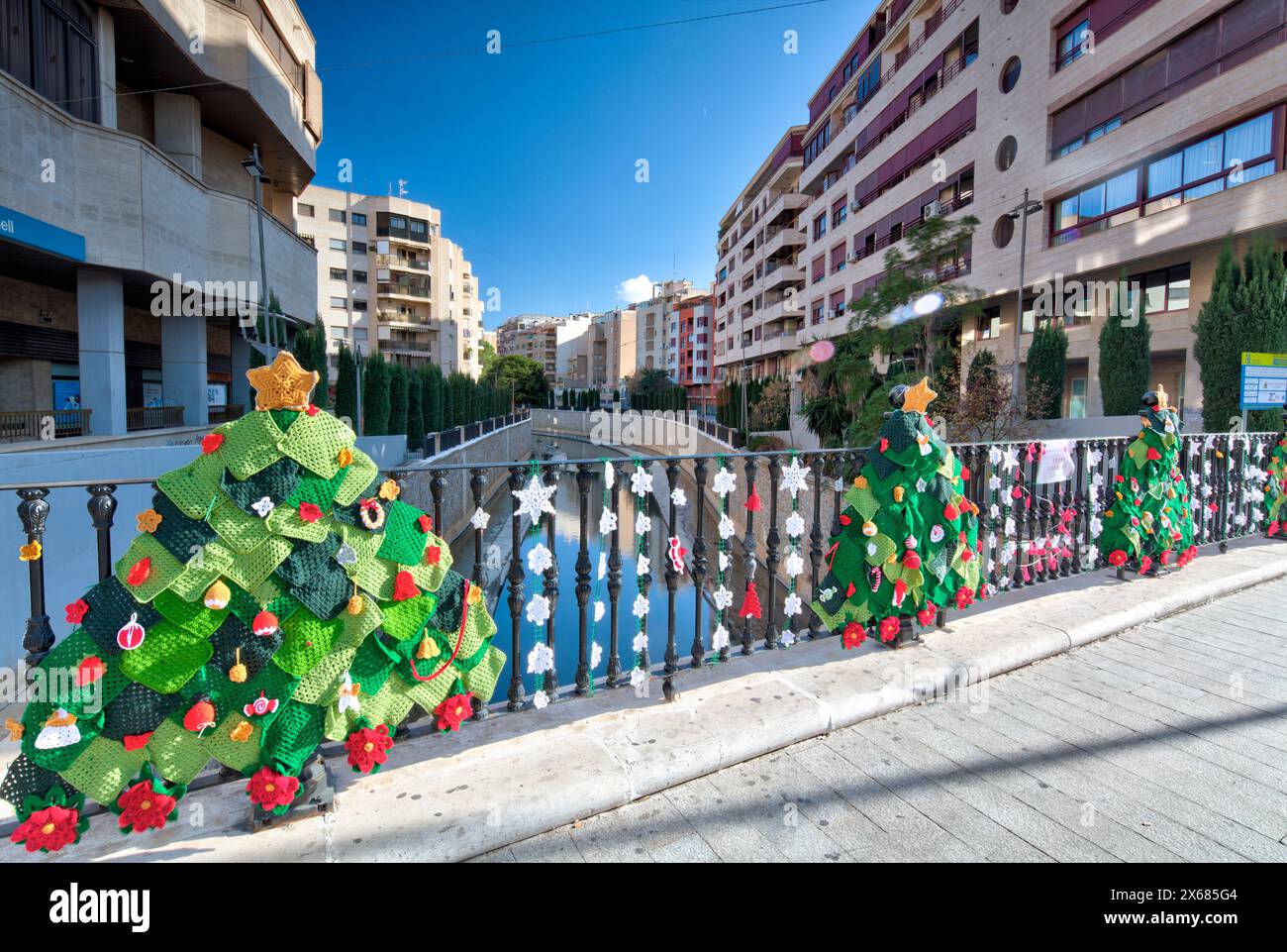 Rio Segura, Brücke, Hausfassaden, Weihnachtsdekoration, Altstadt, Architektur, Stadtbesichtigung, Orihuela, Valencia Autonomie, Spanien, Stockfoto