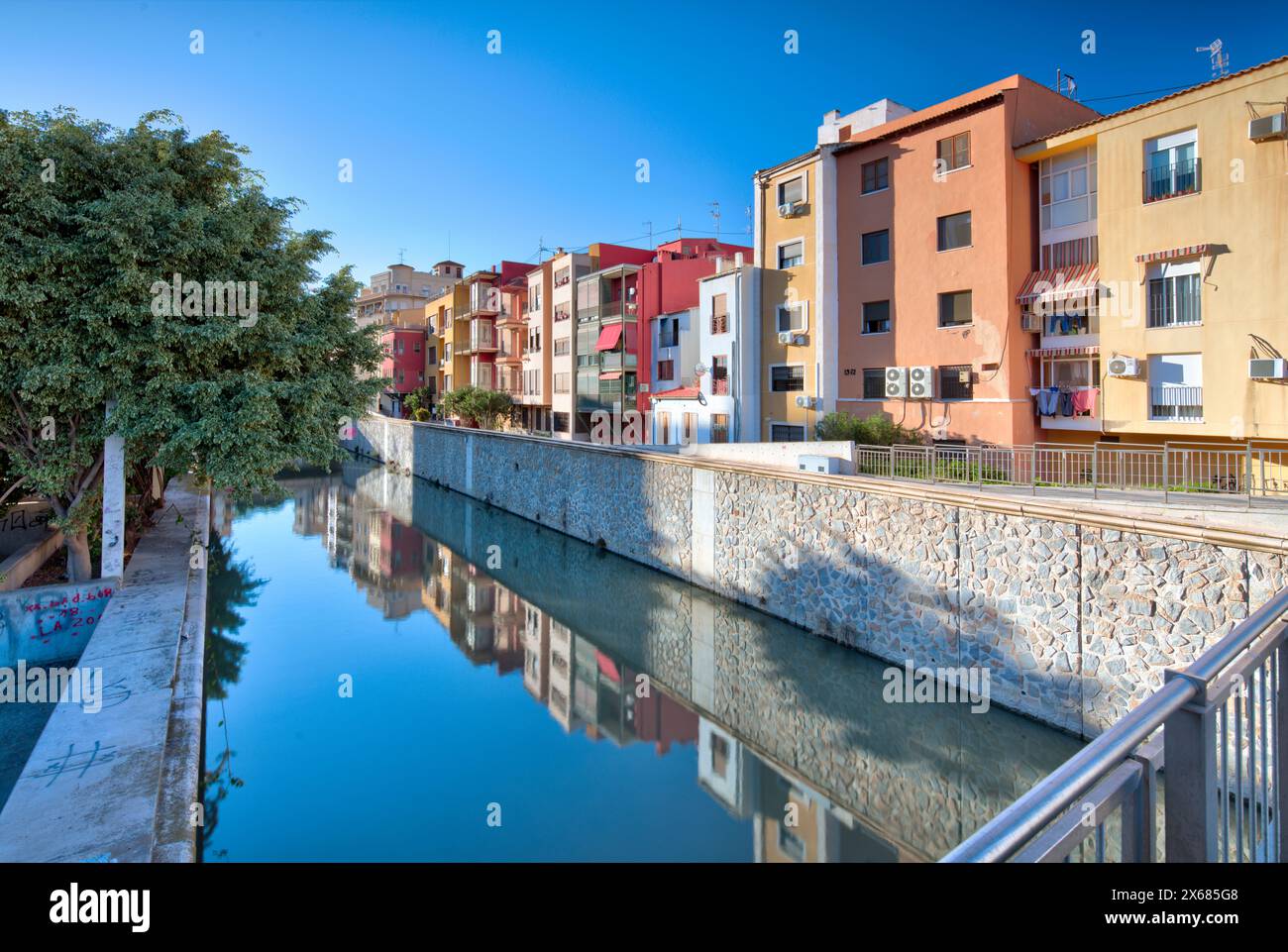 Rio Segura, Fluss, Hausfassade, Altstadt, Architektur, Orihuela, Vega Baya del Segura, Valencianische Gemeinschaft, Spanien, Stockfoto