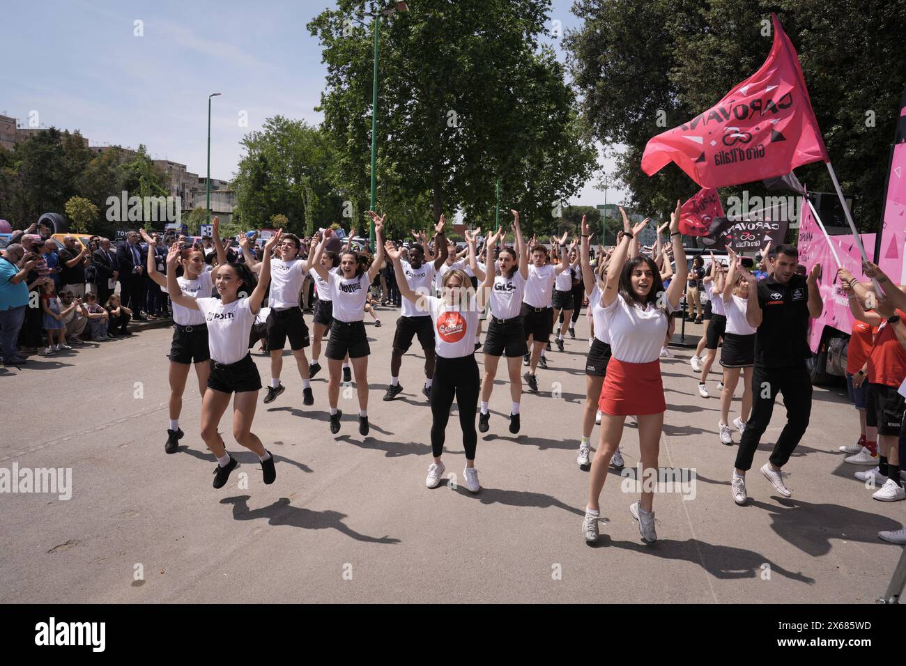 Neapel, Italien. Mai 2024. Lieferung der Gedenktafel an Faustino Coppi während des Giro d’Italia in Caivano, Neapel, 13. Mai 2024 Italien. (Foto: Massimo Paolone/Lapresse) Credit: LaPresse/Alamy Live News Stockfoto