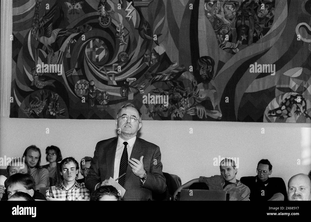 HUB Historiker Diskussion Deutschland, Berlin, 10.11.1990, Diskussionsveranstaltung der Historiker der Humboldt Uni zu Fragen der SED Vergangenheit ehem. Studenten, die von den Genossen der Uni z.B. exmatrikuliert wurden, sind anwesend Versammlungsleiter der Historiker, Prof. Petzhold, Â *** HUB Historians Discussion Germany, Berlin, 10 11 1990, Diskussionsveranstaltung der Historiker der Humboldt-Universität zu Fragen der SED ehemalige Studierende, die von den Genossen der Universität exmatrikuliert wurden, z. B., sind anwesend Vorsitzender der Historiker, Prof. Petzhold, Â Stockfoto HUB Historiker Diskussion Deutschland, Berlin, 10.11.1990, Diskussionsveranstaltung der Historiker der Humboldt Uni zu Fragen der SED Vergangenheit ehem. Studenten, die von den Genossen der Uni z.B. exmatrikuliert wurden, sind anwesend Versammlungsleiter der Historiker, Prof. Petzhold, Â *** HUB Historians Discussion Germany, Berlin, 10 11 1990, Diskussionsveranstaltung der Historiker der Humboldt-Universität zu Fragen der SED ehemalige Studierende, die von den Genossen der Universität exmatrikuliert wurden, z. B., sind anwesend Vorsitzender der Historiker, Prof. Petzhold, Â Stockfoto