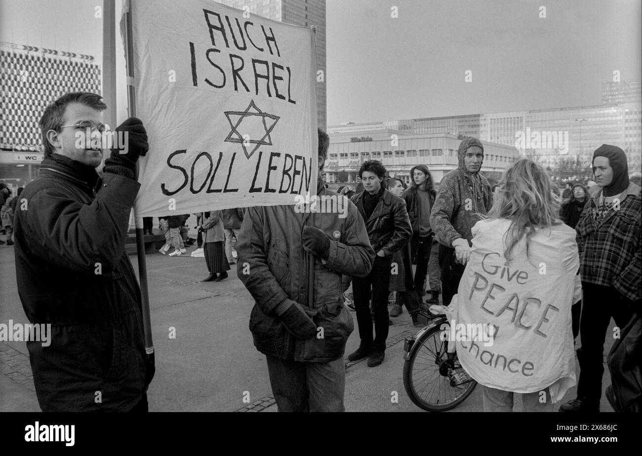 Demo gegen Golfkrieg Deutschland, Berlin, 04.01.1991, Demo gegen Golfkrieg, auf dem Alexanderplatz, in der vereinzelte Transparente für Israel auftauchen: auch Israel soll leben geben Frieden eine Chance, Â *** Demo Against Gulf war Germany, Berlin, 04 01 1991, Demo Against Gulf war, auf Alexanderplatz, in dem vereinzelte Banner für Israel erscheinen auch Israel soll leben geben Frieden eine Chance, Â Stockfoto