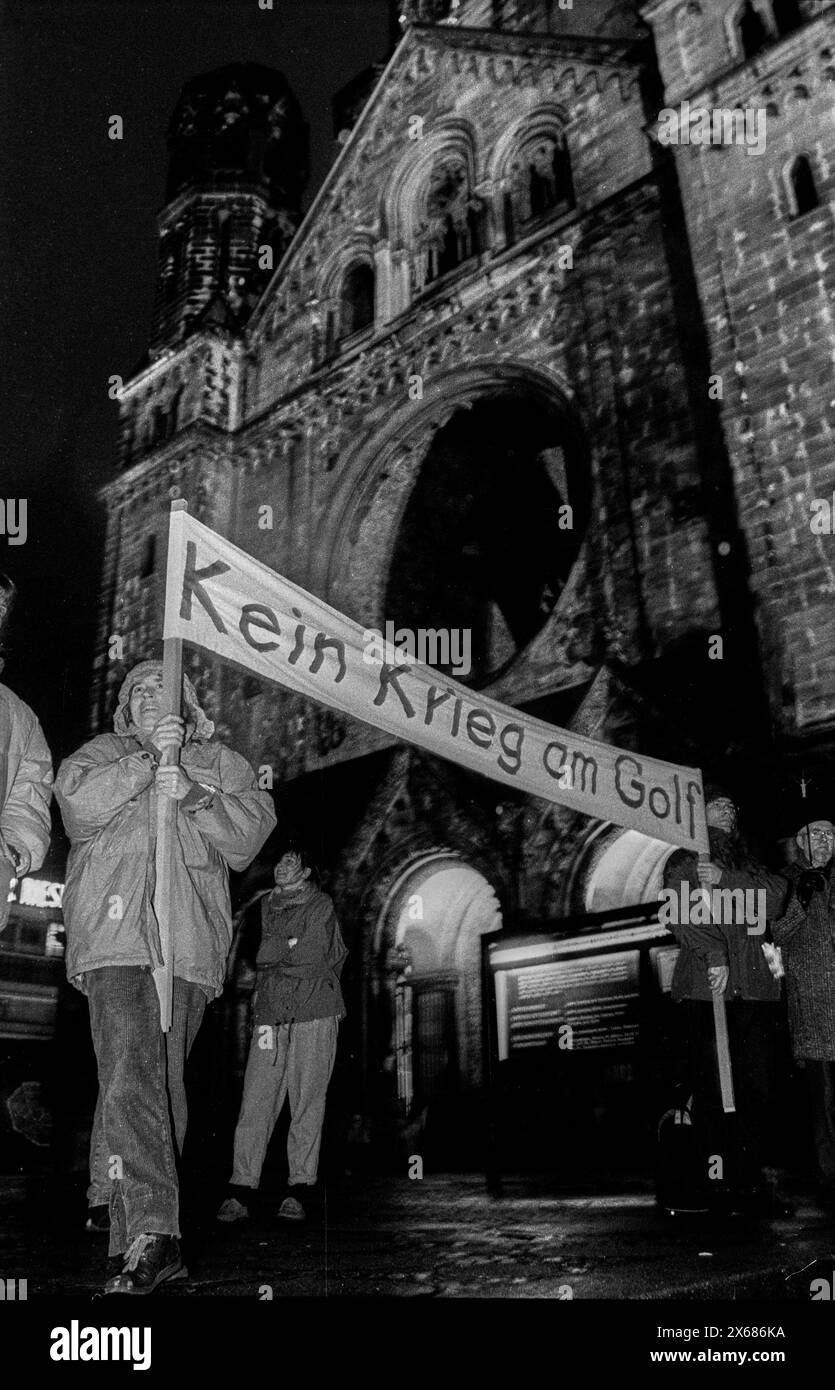 Golfkrieg Protest Deutschland, Berlin, 23.11.1990, Demo gegen einen Krieg am Golf, von Vertretern aus der Kirche z.B.: Pfarrer Richter, vor der Gedächtniskirche am Breitscheidplatz, Â *** Golfkriegsprotest Deutschland, Berlin, 23 11 1990, Demonstration gegen einen Golfkrieg, von Vertretern der Kirche, z. B. Pastor Richter, vor der Gedächtniskirche am Breitscheidplatz, Â Stockfoto