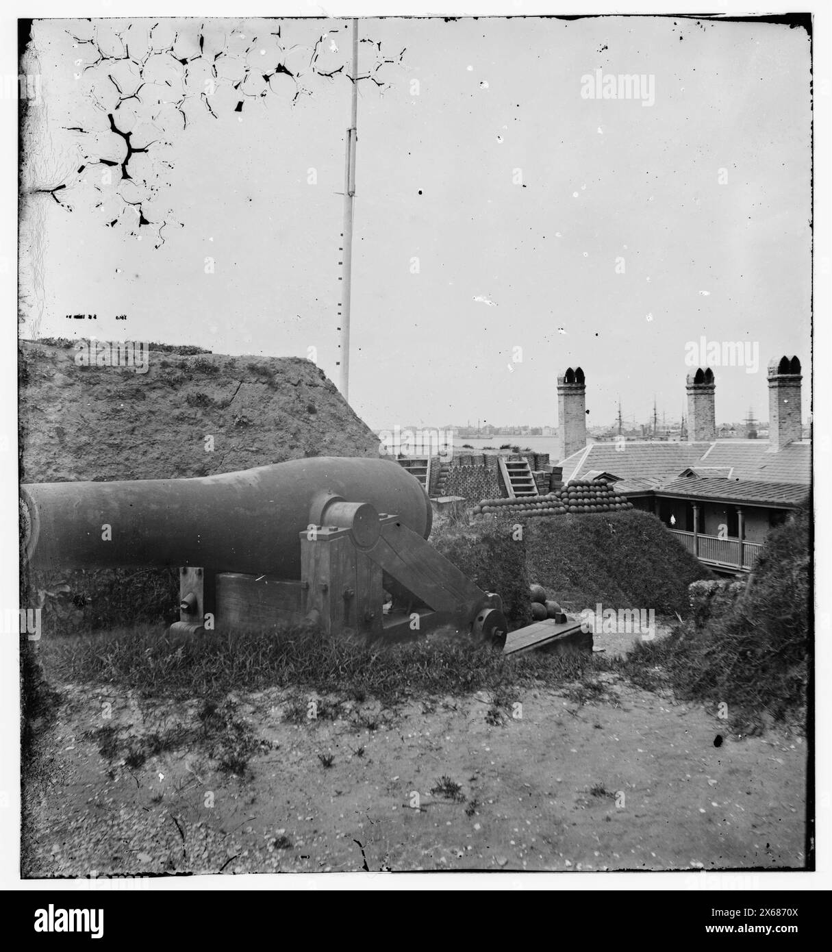 Charleston, South Carolina. Innenansicht von Castle Pinckney, Charleston Harbor. Stadt in der Ferne, Bürgerkriegsfotos 1861-1865 Stockfoto