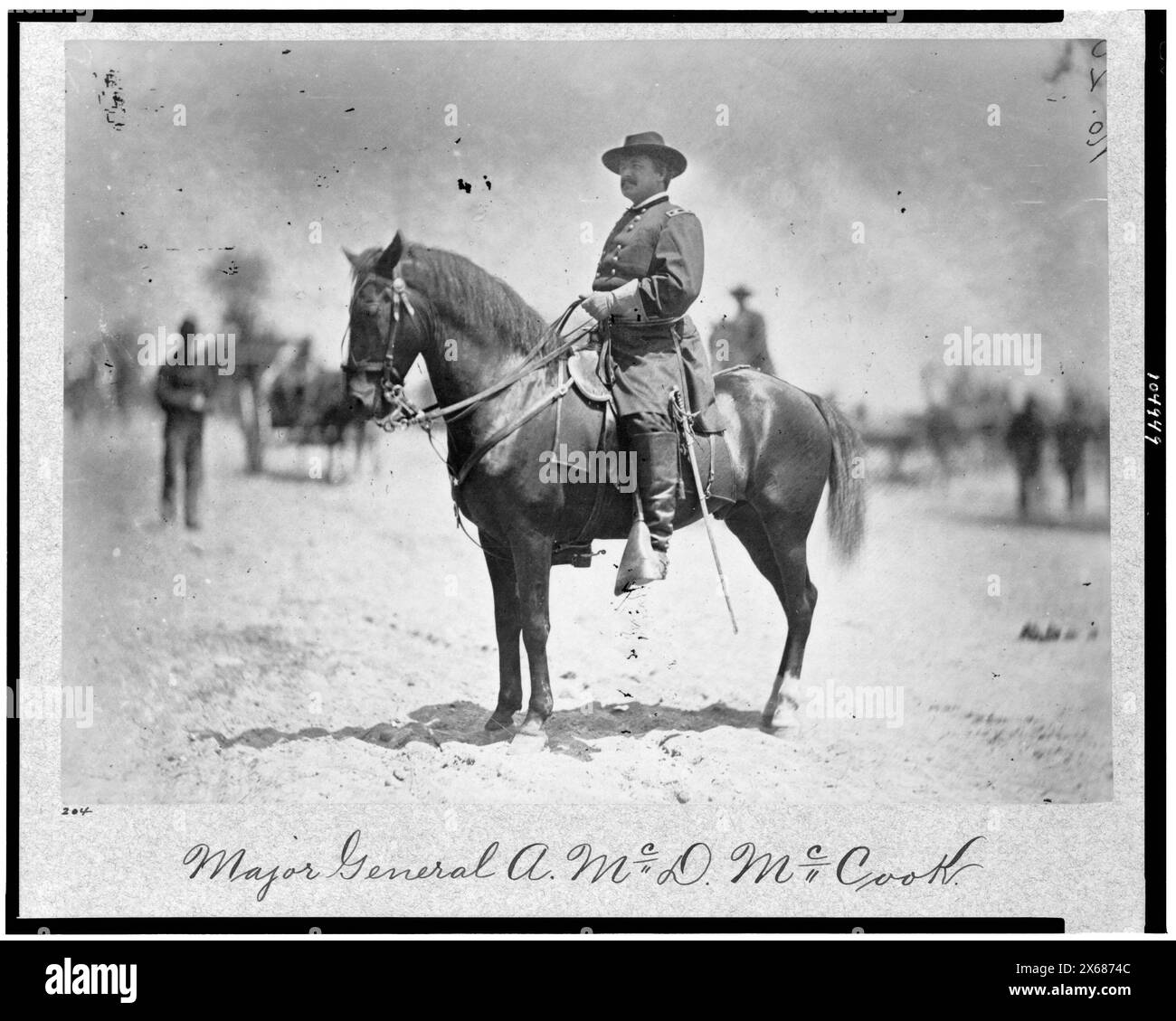 Major General Alexander McDowell McCook, Porträt in voller Länge zu Pferd, nach links gerichtet, Bürgerkriegsfotos 1861-1865 Stockfoto