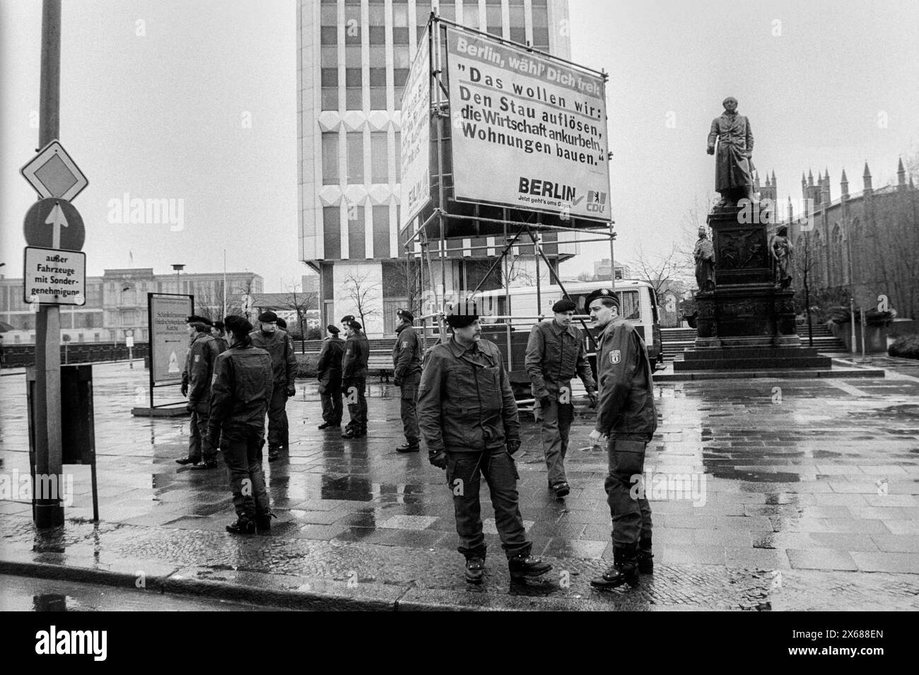 DeserteurDemo Deutschland, Berlin, 17.11.1990, Deserteur - Demo, Demo von Gegnern der Wehrpflicht und der Bundeswehr an sich, Polizisten vor dem ehem. Außenministerium der DDR und dem Denkmal des Freiherr vom Stein Wahlplakat der CDU, Â *** DeserterDemo Germany, Berlin, 17 11 1990, Deserterdemo, Demo von Gegnern des Wehrdienstes und der Bundeswehr selbst, Polizisten vor dem ehemaligen Außenministerium der DDR und dem Wahlplakat Freiherr vom Stein der CDU, Â Stockfoto