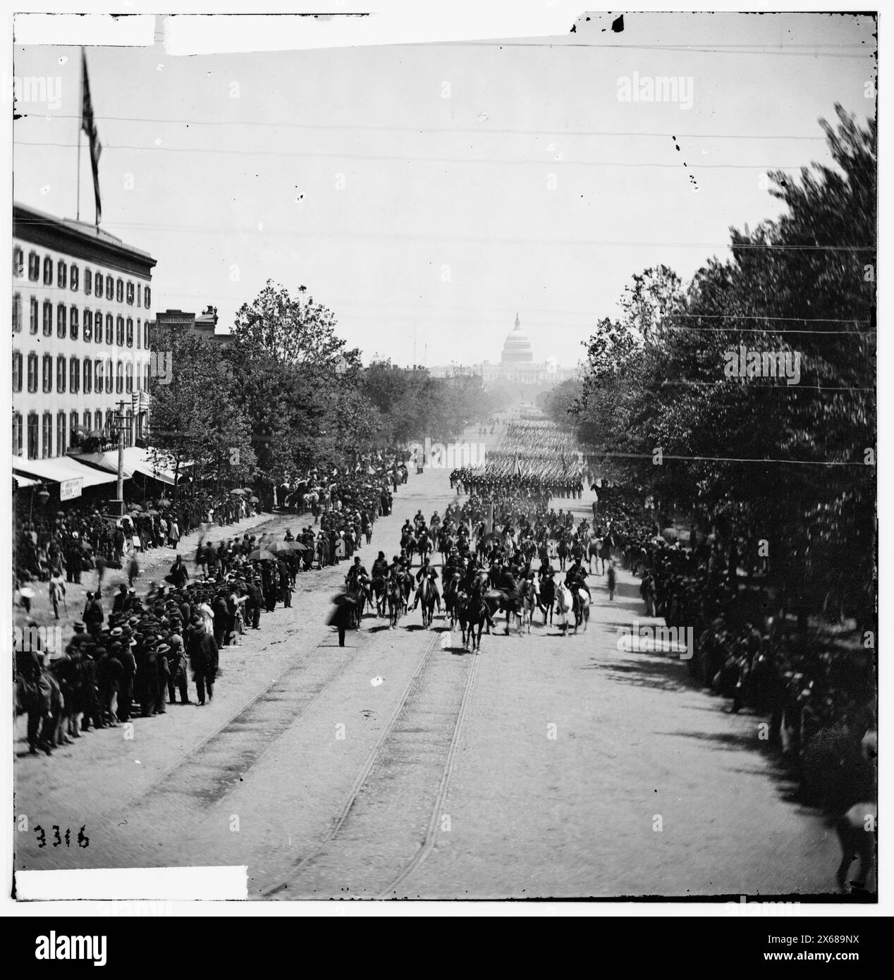 Washington, District of Columbia. Der große Bericht über die Armee. General Horatio G. Wright, Stab und 6. Korps, vorbei an der Pennsylvania Avenue in der Nähe des Finanzministeriums, Civil war Photographs 1861-1865 Stockfoto