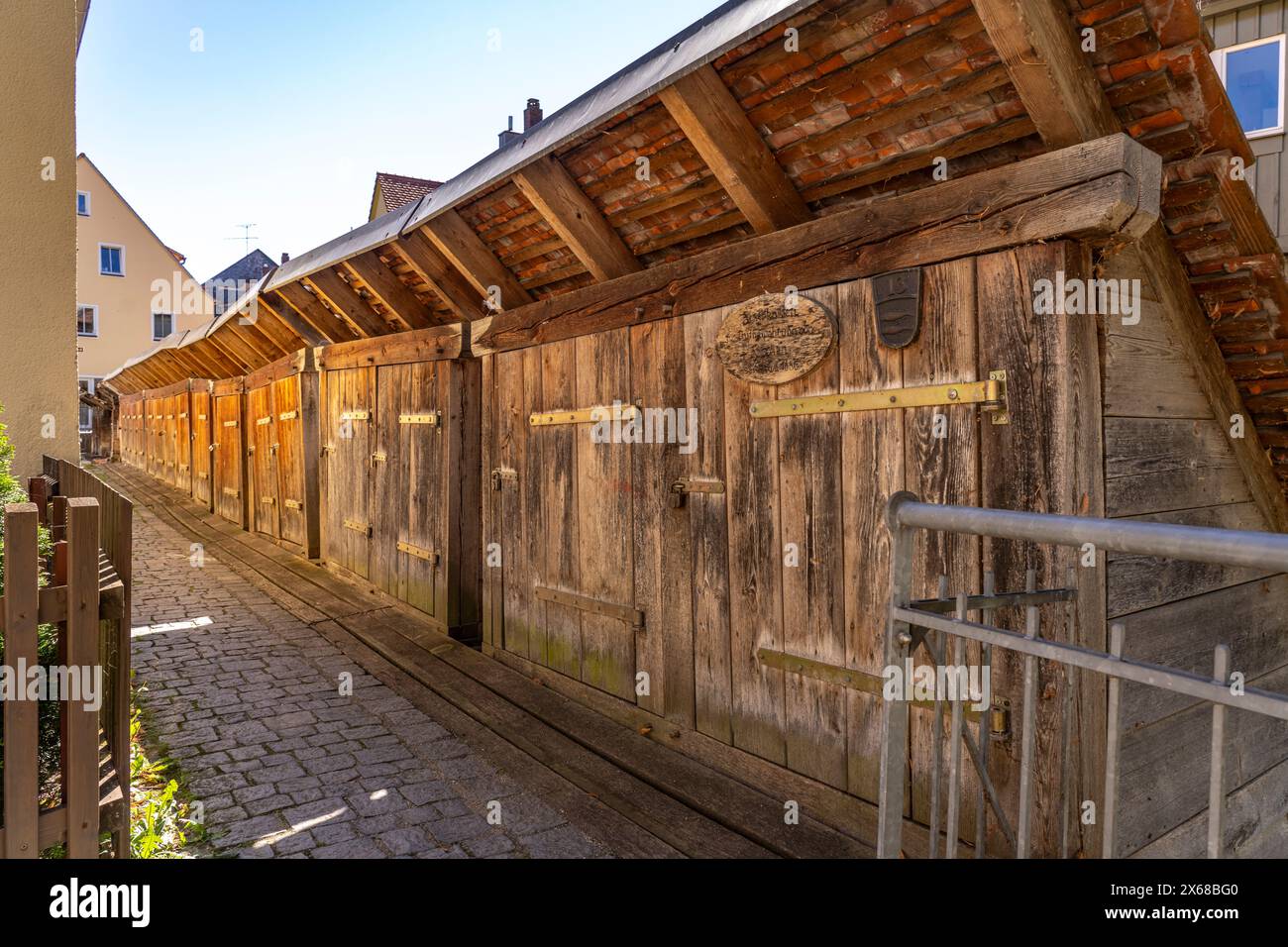 Holzfischkästen auf der Wiesent in Forchheim, Oberfranken, Bayern, Deutschland Stockfoto