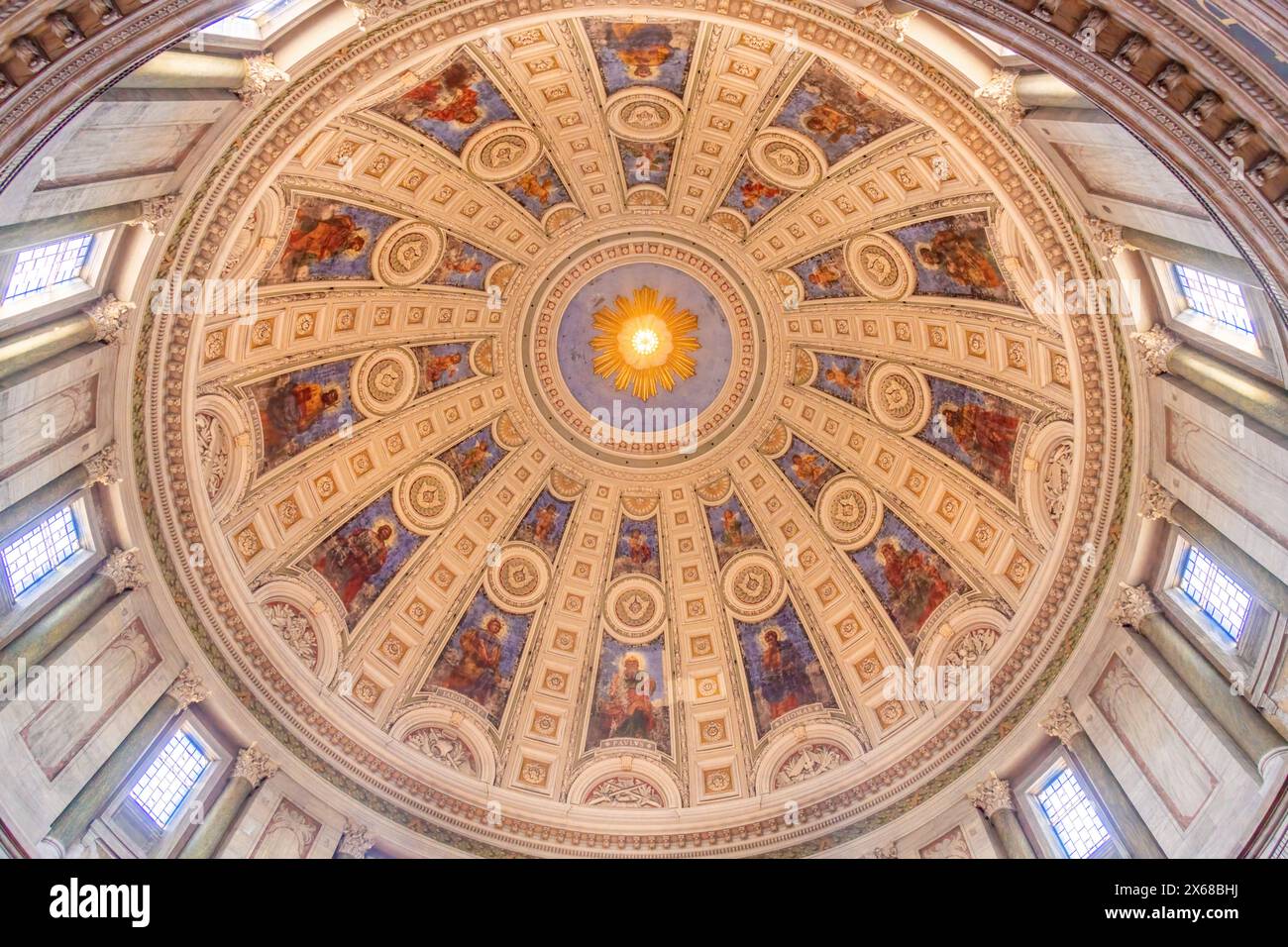 Kopenhagen, Dänemark; 13. Mai 2024 - Blick auf die Decke in Frederiks Kirche, Kopenhagen, Dänemark Stockfoto