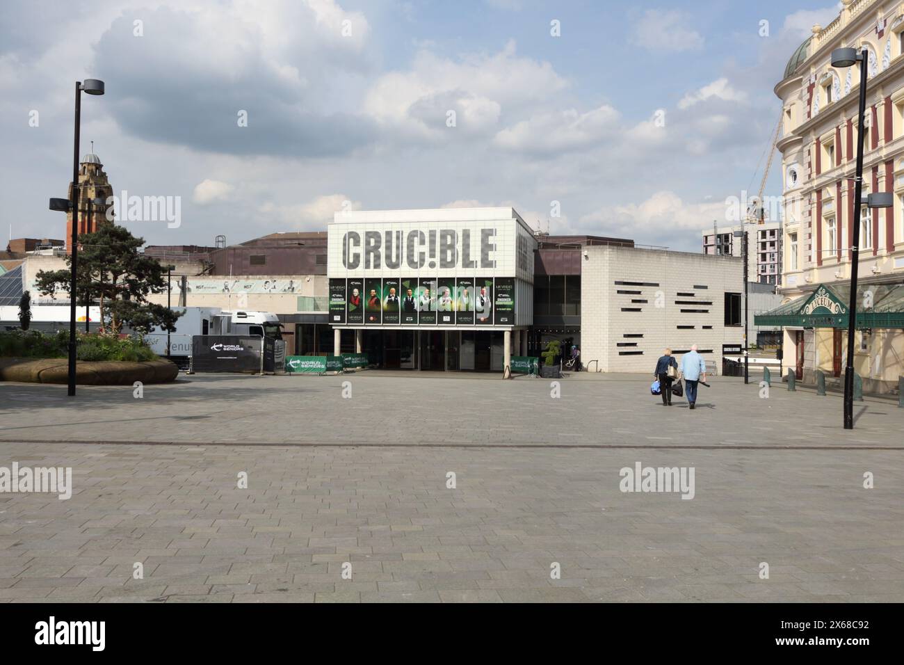 Theater mit Tiegeln im Zentrum von Sheffield England, modernistische Architektur Stockfoto