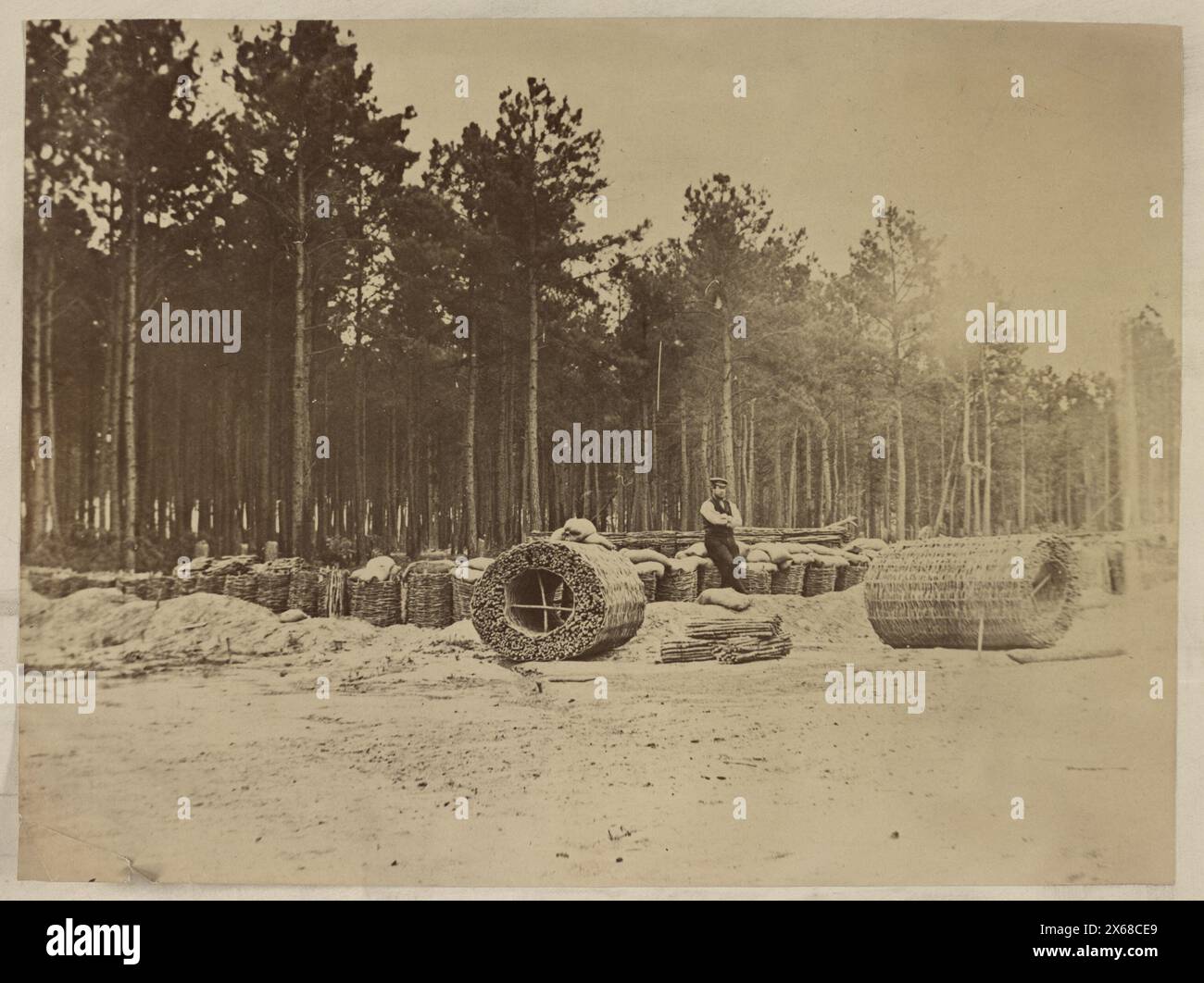 Mann sitzt auf Gabionen im Ingenieurlager vor Petersburg, Virginia, Bürgerkriegsfotos 1861-1865 Stockfoto