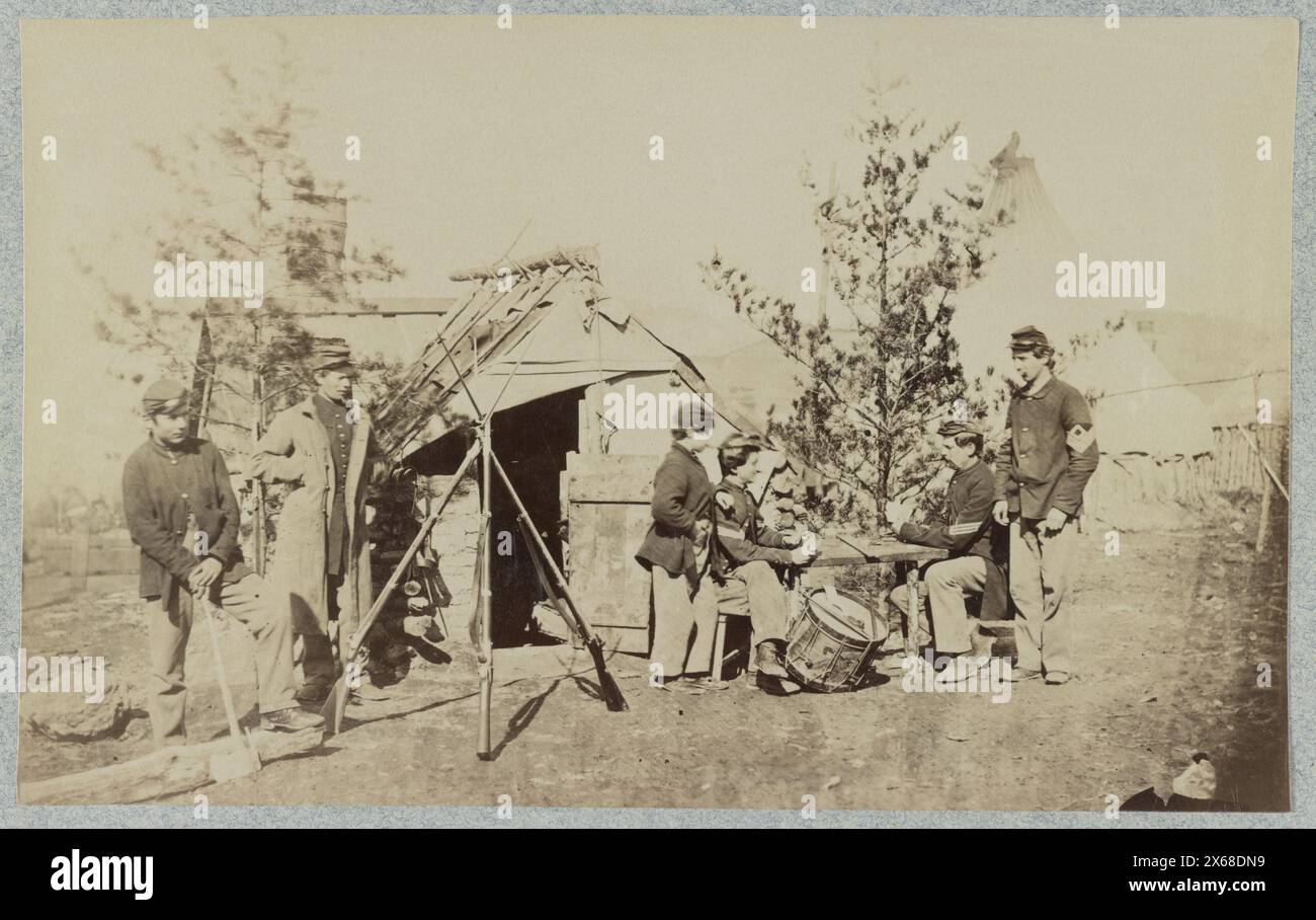 Schlagzeuger-Jungs aus Dienst, spielen Karten im Lager, Winter 1862, Bürgerkriegsfotos 1861-1865 Stockfoto