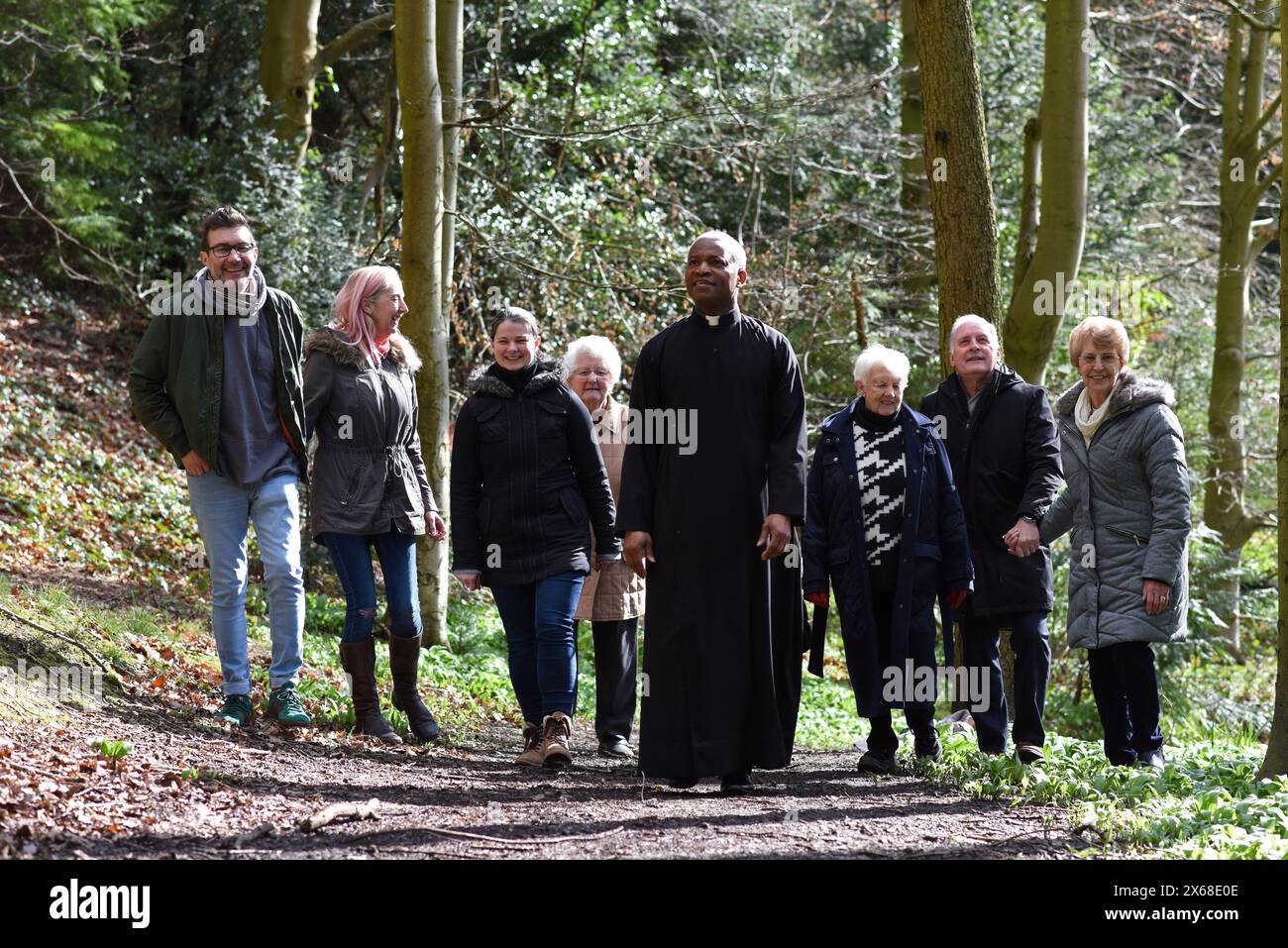 Reverend Ernest Okeke mit Mitgliedern seiner Gemeinde in den Sabbath Walks, Dale Coppice, Coalbrookdale. Bild von David Bagnall. Stockfoto