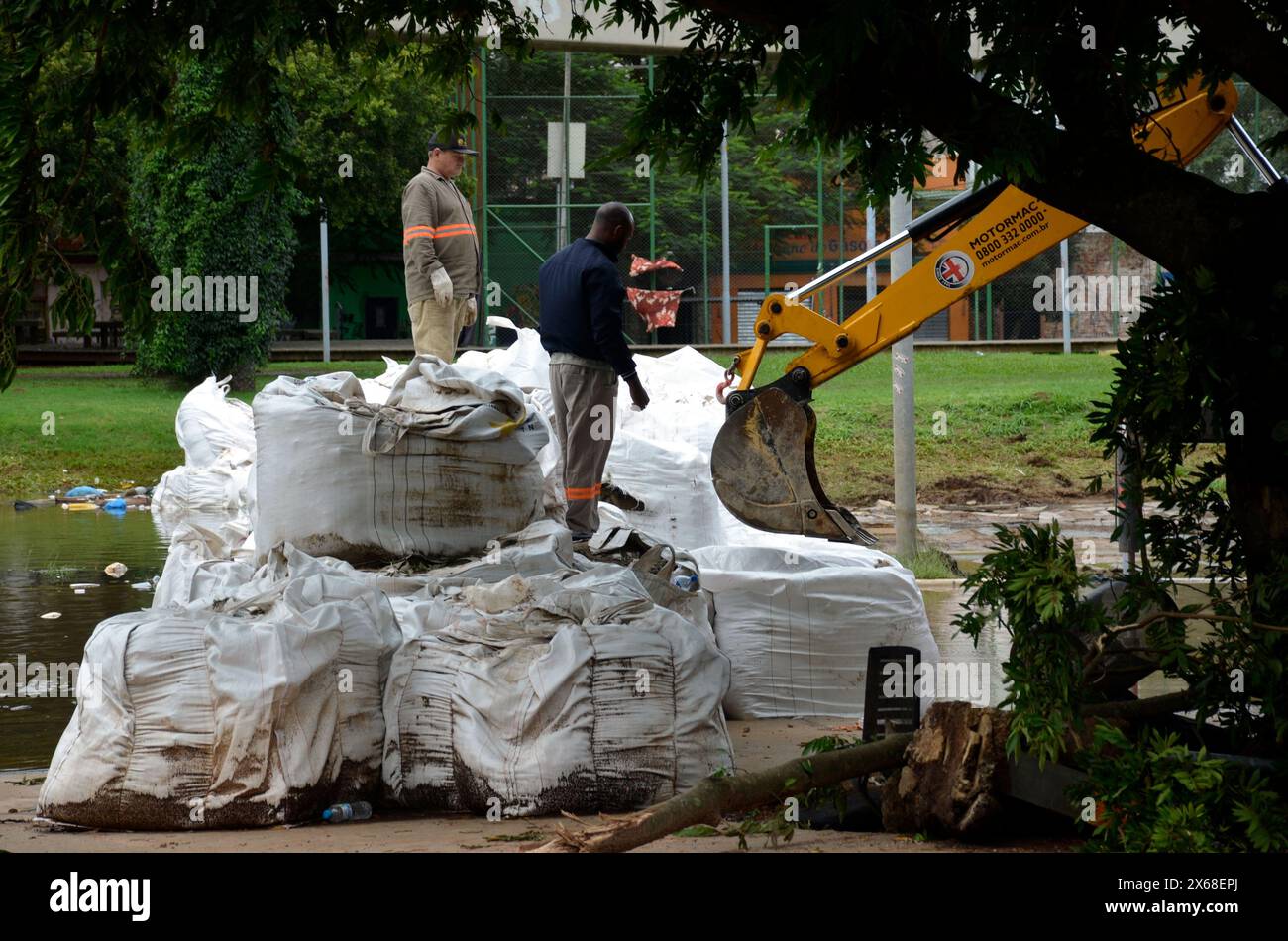 13. Mai 2024, Porto Alegre, Rio Grande do Sul, Brasilien: Porto Alegre (RS), 05/13/2024 Ã¢â‚¬' REGEN/WETTER/FREIWILLIGE/RS Ã¢â‚¬' Trotz des schlechten Wetters treffen sich Freiwillige aus verschiedenen Teilen Brasiliens im historischen Zentrum von Porto Alegre, vom Gasometerwerk, am Montag-Messe (13), Unterstützung für die Opfer der schweren Regenfälle, die in den letzten Tagen den Bundesstaat Rio Grande do Sul heimgesucht haben. Das Rathaus von Porto Alegre installierte Notdeiche, um das Wasser des Guaiba-Flusses einzudämmen, der sich in der zentralen Region der Hauptstadt Rio Grande do Sul befindet. (Foto: Marcelo Oliveira/T Stockfoto