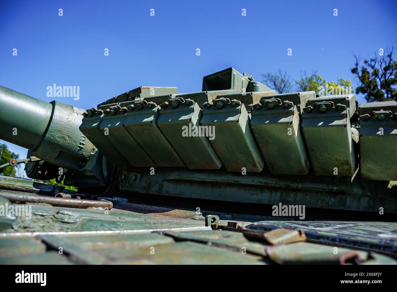 Elemente der reaktiven Panzerung des schweren Panzers, der dynamischen Panzerschutzeinheit, der Schutzeinrichtung, einer Schutzart für gepanzerte Kampffahrzeuge Stockfoto