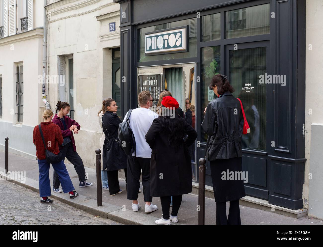 Paris, Frankreich 04.29.2024 Fotoautomat Studio. Leute warten darauf, Fotos in der ältesten Fotobude von Paris zu machen. Stockfoto