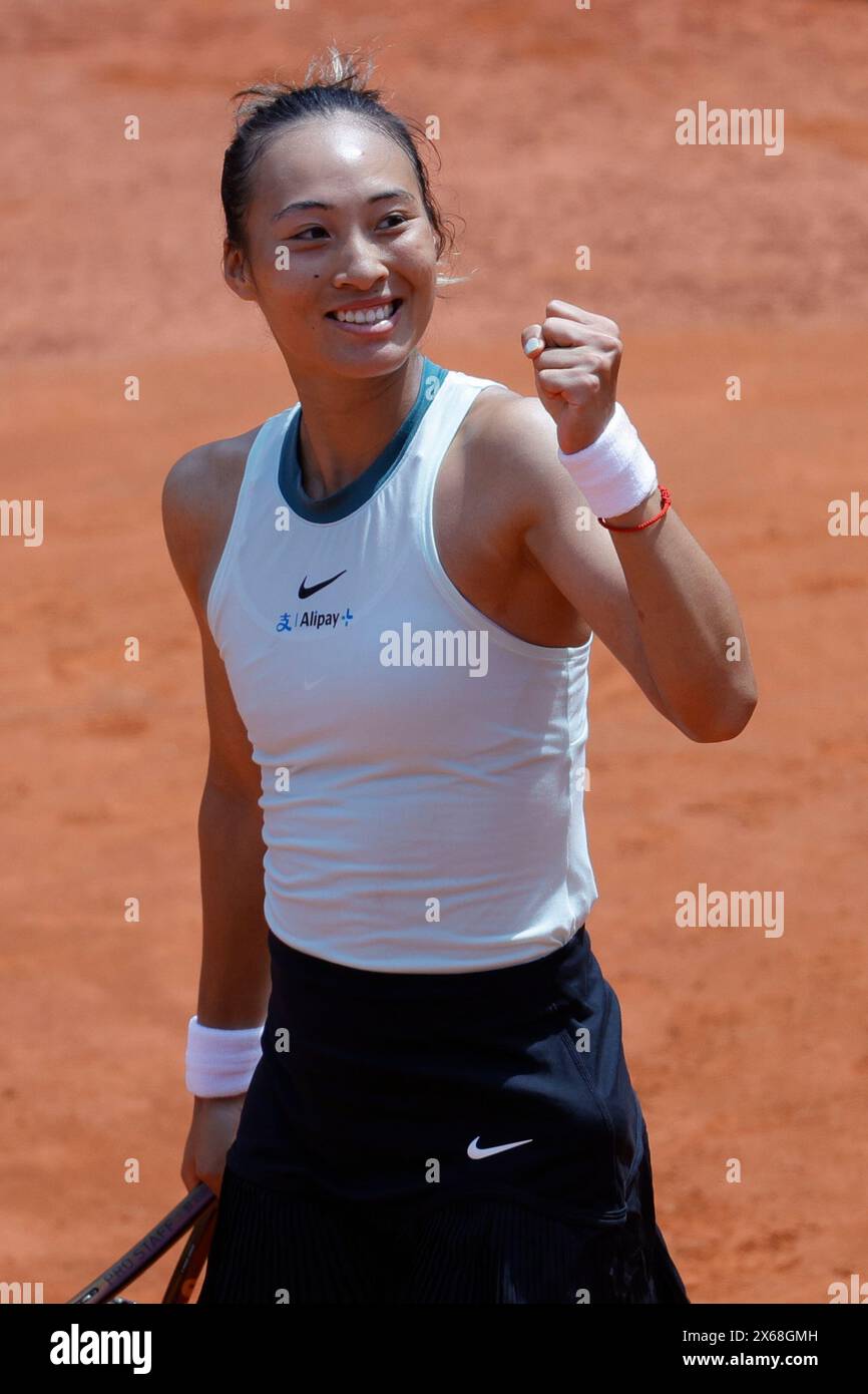 Rom, Italien. Mai 2024. QINWEN ZHENG (CHN) feiert während ihres Spiels gegen N. Osaka (JPN) beim Italian Open Tennis Turnier in Rom. Zheng gewann 6:2, 6:4. (Kreditbild: © Ciro de Luca/ZUMA Press Wire) NUR REDAKTIONELLE VERWENDUNG! Nicht für kommerzielle ZWECKE! Quelle: ZUMA Press, Inc./Alamy Live News Stockfoto