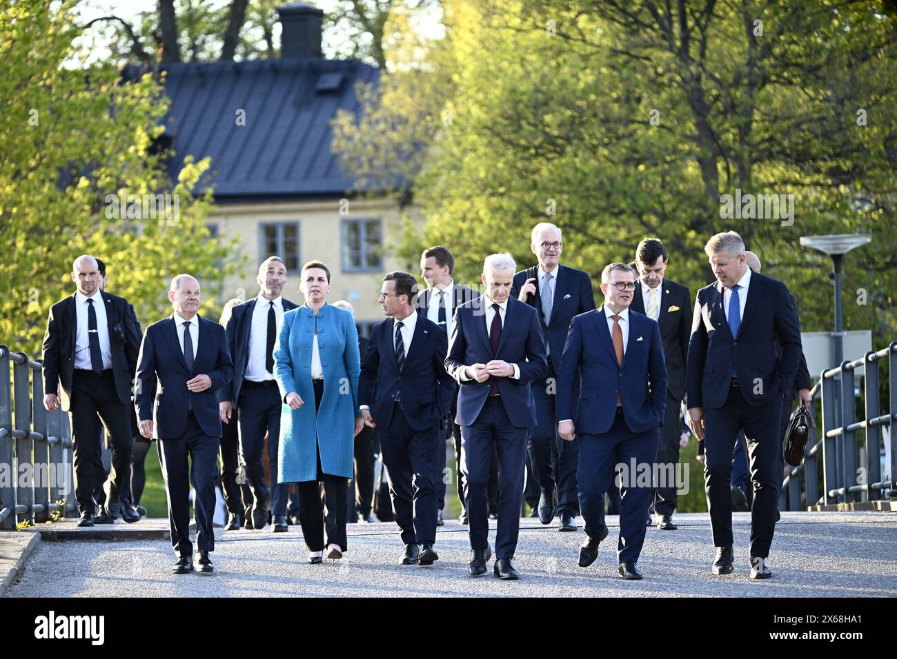 Stockholm, Schweden. Mai 2024. STOCKHOLM, SCHWEDEN 20240513(L-R) der deutsche Bundeskanzler Olaf Scholz, der dänische Premierminister Mette Frederiksen, der schwedische Premierminister Ulf Kristersson, der norwegische Premierminister Jonas Gahr Støre, der finnische Premierminister Petteri ORP und der isländische Premierminister Bjarni Benediktsson gehen nach einer gemeinsamen Pressekonferenz über Skeppsholmen in Stockholm, Schweden, 13. Mai 2024, während eines zweitägigen nordischen Treffens der Premierminister zum Thema Sicherheit und Wettbewerbsfähigkeit. Foto: Pontus Lundahl/TT/Code 10050 Credit: TT News Agency/Alamy Live News Stockfoto