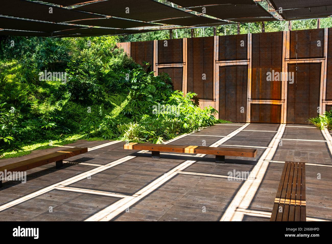 Brumadinho, Minas Gerais, Brasilien - 5. Mai 2024: Architektonische Details der Galerie Yayoi Kusama im Inhotim Park Stockfoto