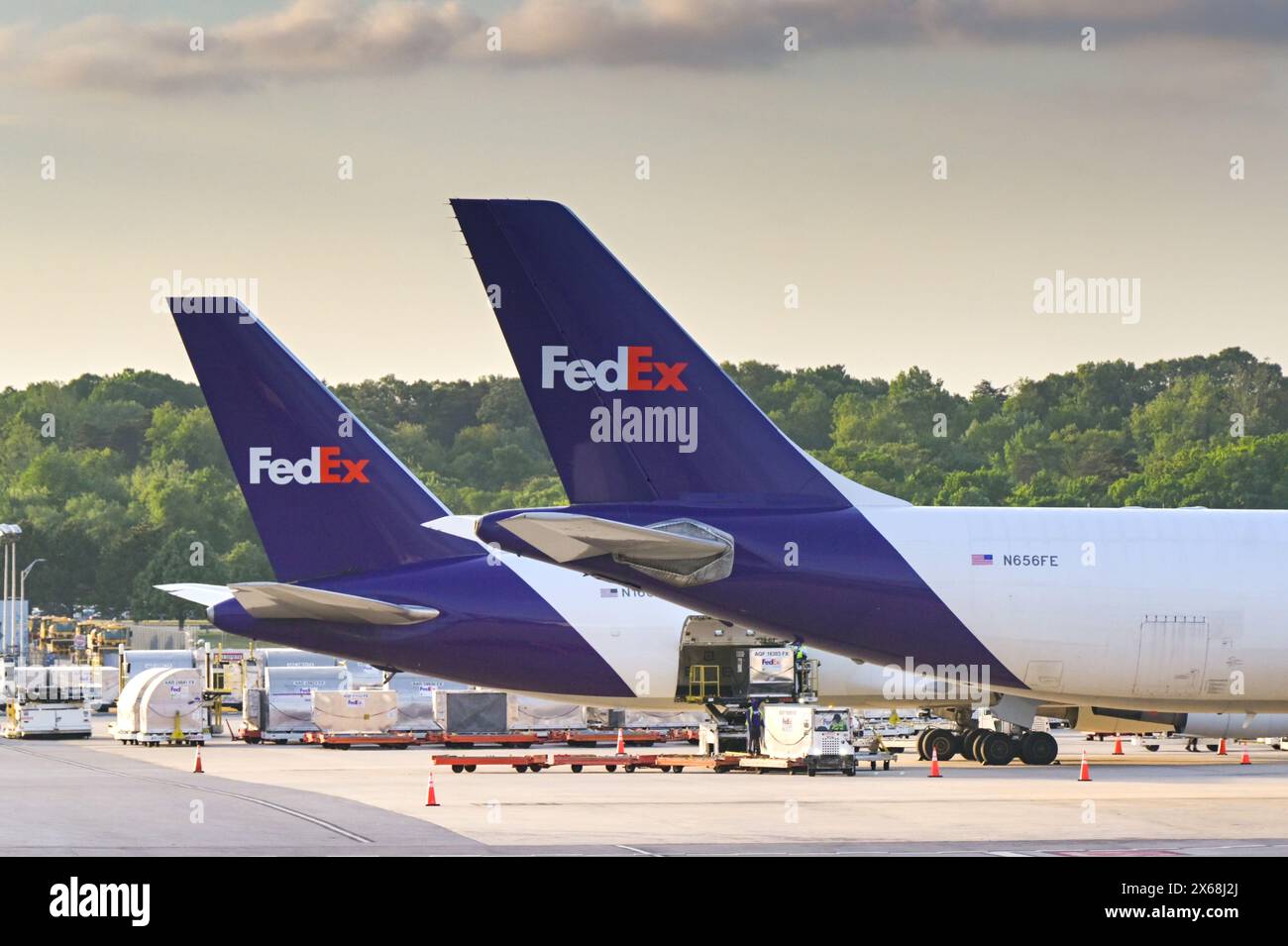 Baltimore, Maryland, USA - 3. Mai 2024: Heckflosse der Boeing 767 Frachtflugzeuge, die von Federal Express FedEx am Flughafen Baltimore Washington betrieben werden Stockfoto