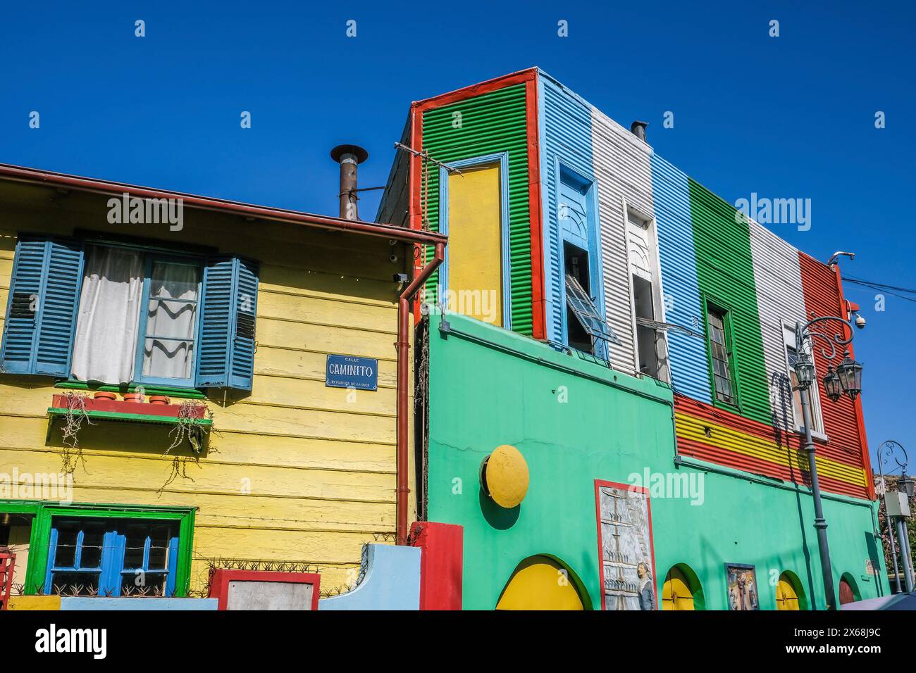 La Boca, Buenos Aires, Argentinien, bunt bemalte Häuser im Hafenviertel rund um die Gasse El Caminito Stockfoto