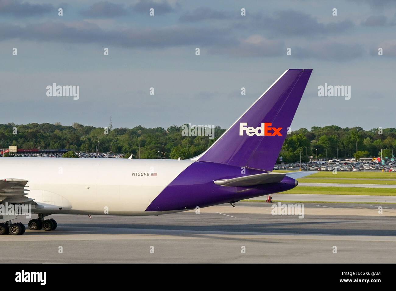 Baltimore, Maryland, USA - 3. Mai 2024: Heckflosse des Frachtflugzeugs Boeing 767 (N168FE), betrieben von Federal Express FedEx Stockfoto
