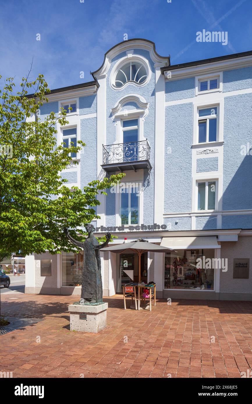 Bahnhofstraße mit Haus und Skulptur des Neuen Adam von Heinrich Kirchner, Prien am Chiemsee, Oberbayern, Bayern, Deutschland, Europa Stockfoto