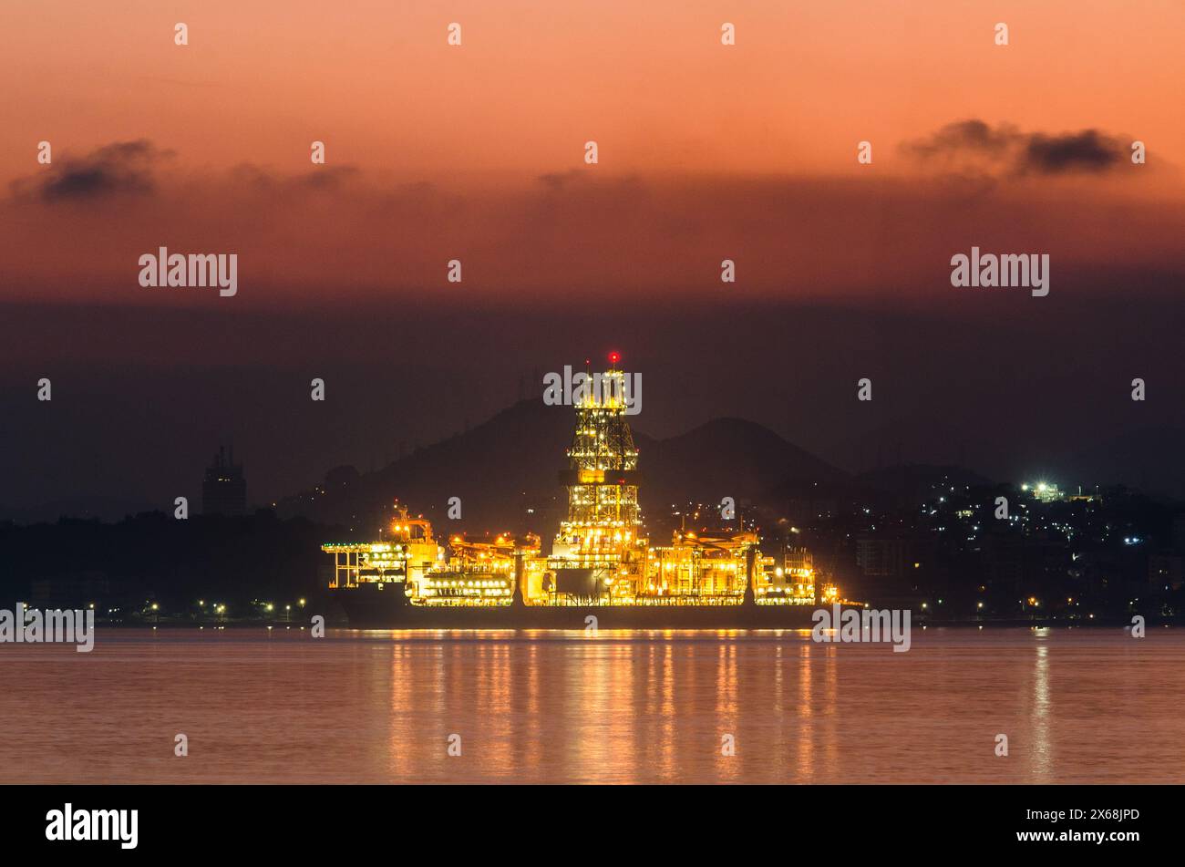 Ölbohranlage mit Lichtern an der Guanabara Bay in Rio de Janeiro, Brasilien Stockfoto