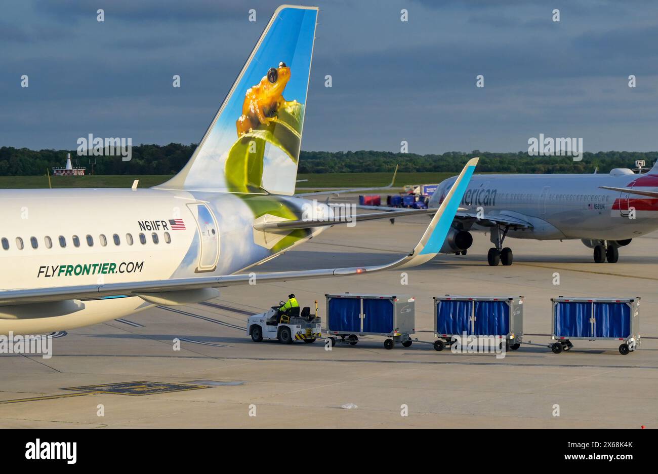 Baltimore, Maryland, USA - 3. Mai 2024: Heckflosse des Airbus A320, das von Frontier Airlines (N611FR) am Flughafen Baltimore Washington betrieben wird Stockfoto