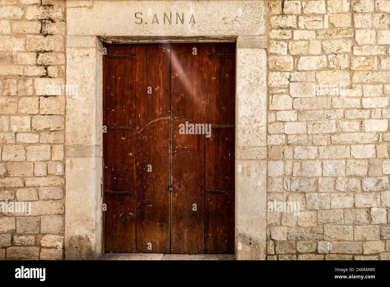 Der Eingang zum Museum der St. Anne-Synagoge in Trani Italien. Stockfoto
