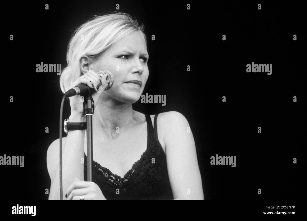 NINA PERSSON, THE CARDIGANS, READING FESTIVAL 1997: Nina Persson von der schwedischen Band The Cardigans spielt am 23. August 1997 auf dem Reading Festival, Reading, UK. Foto: Rob Watkins. INFO: The Cardigans, eine schwedische Band, die in den frühen 90er Jahren gegründet wurde, erlangte mit Hits wie Lovefool internationale Bekanntheit. Ihr eklektischer Sound verbindet Pop-, Rock- und Indie-Elemente, geprägt von Nina Perssons unverwechselbarem Gesang und einer Vorliebe für eingängige Melodien. Stockfoto