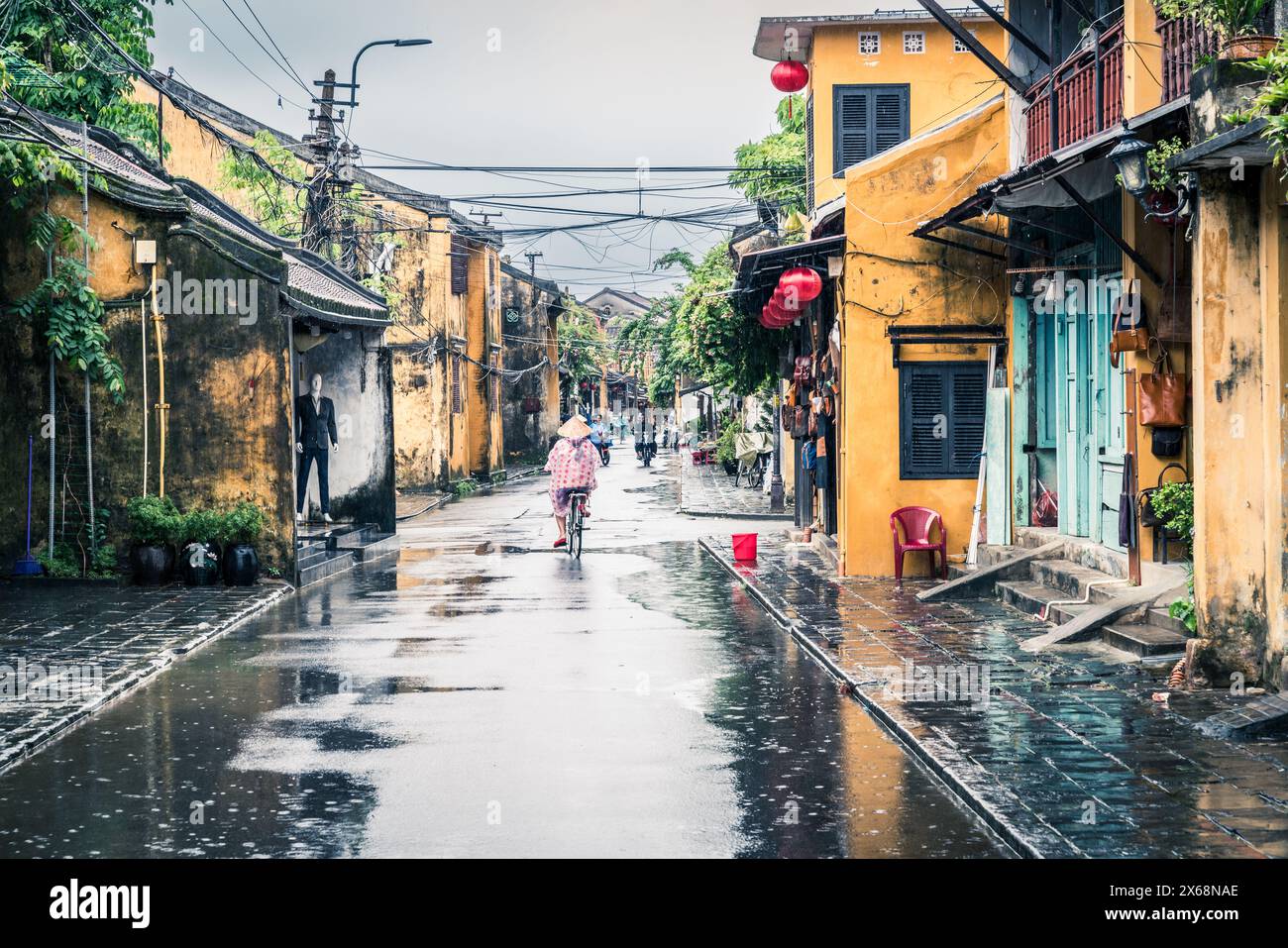 Hoi an, Vietnam, 21. November 2022: Straßenszene in der Altstadt von Hoi an, Vietnam an einem regnerischen Tag Stockfoto Hoi an, Vietnam, 21. November 2022: Straßenszene in der Altstadt von Hoi an, Vietnam an einem regnerischen Tag Stockfoto