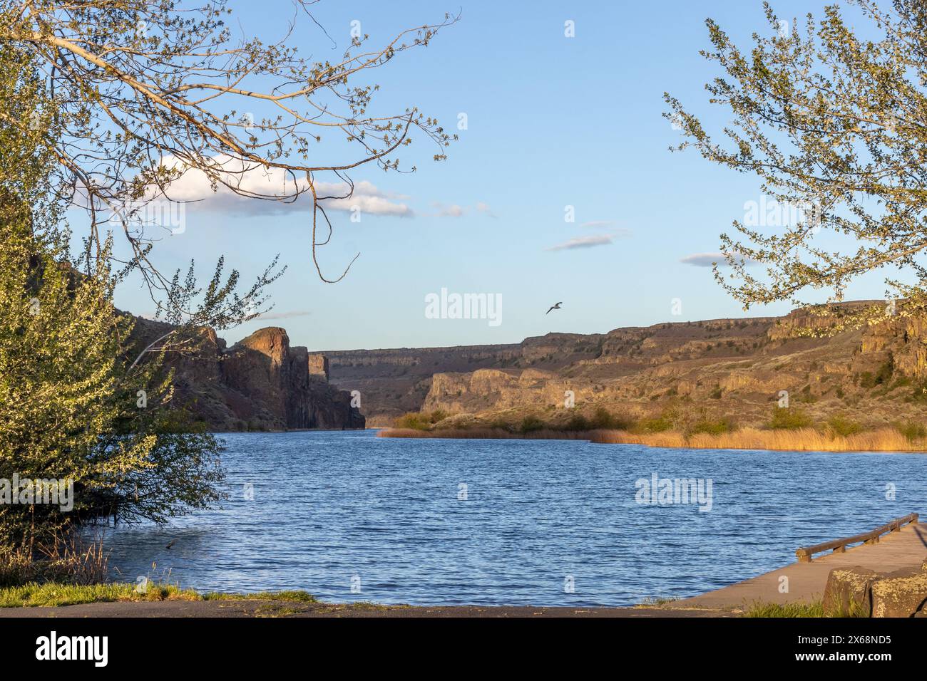 Rock Cliffs Coulee und Deep Lake im Bundesstaat Washington Stockfoto