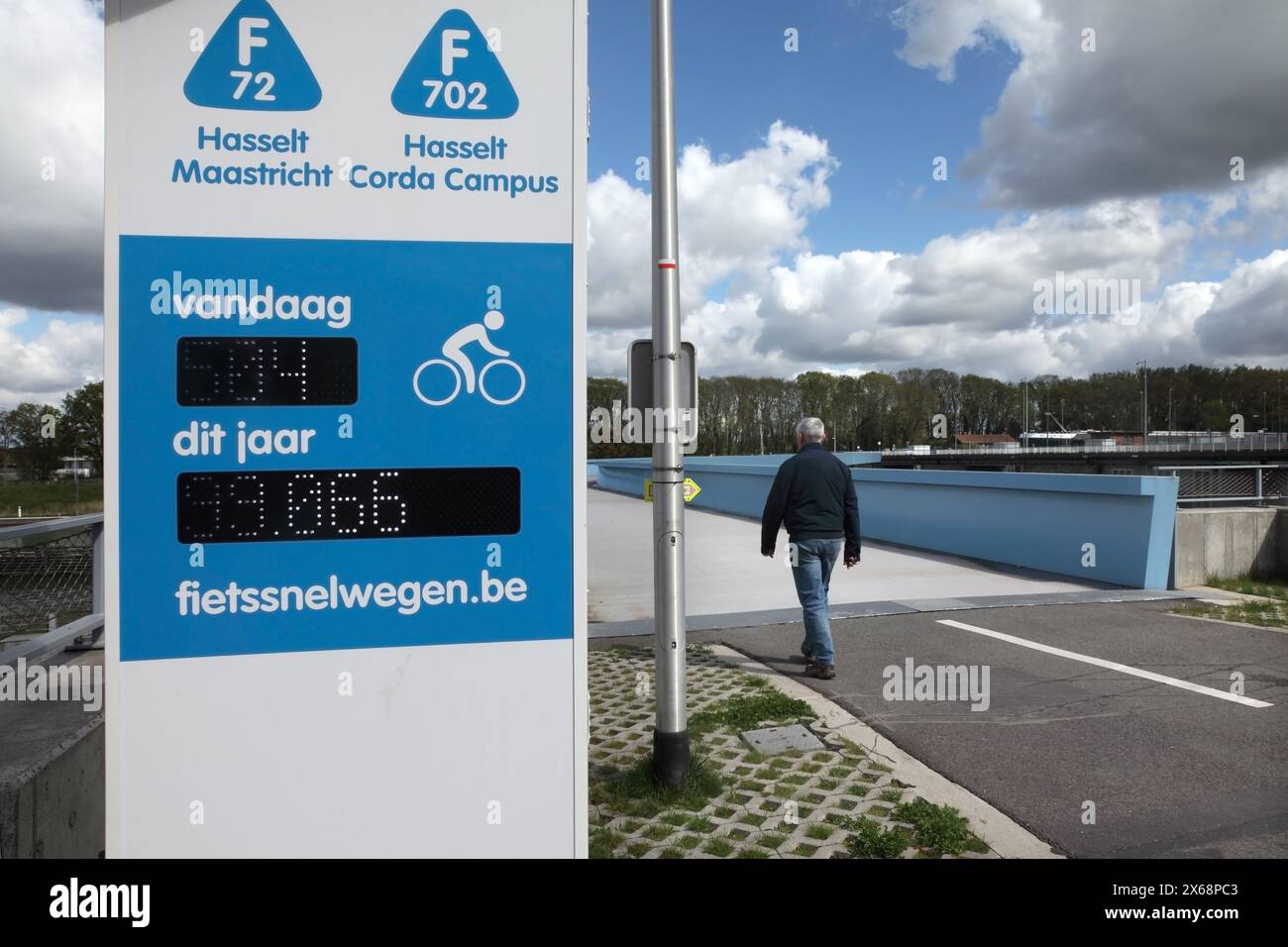 Fußgänger- und Radfahrerschalter an der Fahrradbrücke de Langeman über den Albertkanal bei der Schleuse (Het SAS), Hasselt, Belgien. Stockfoto